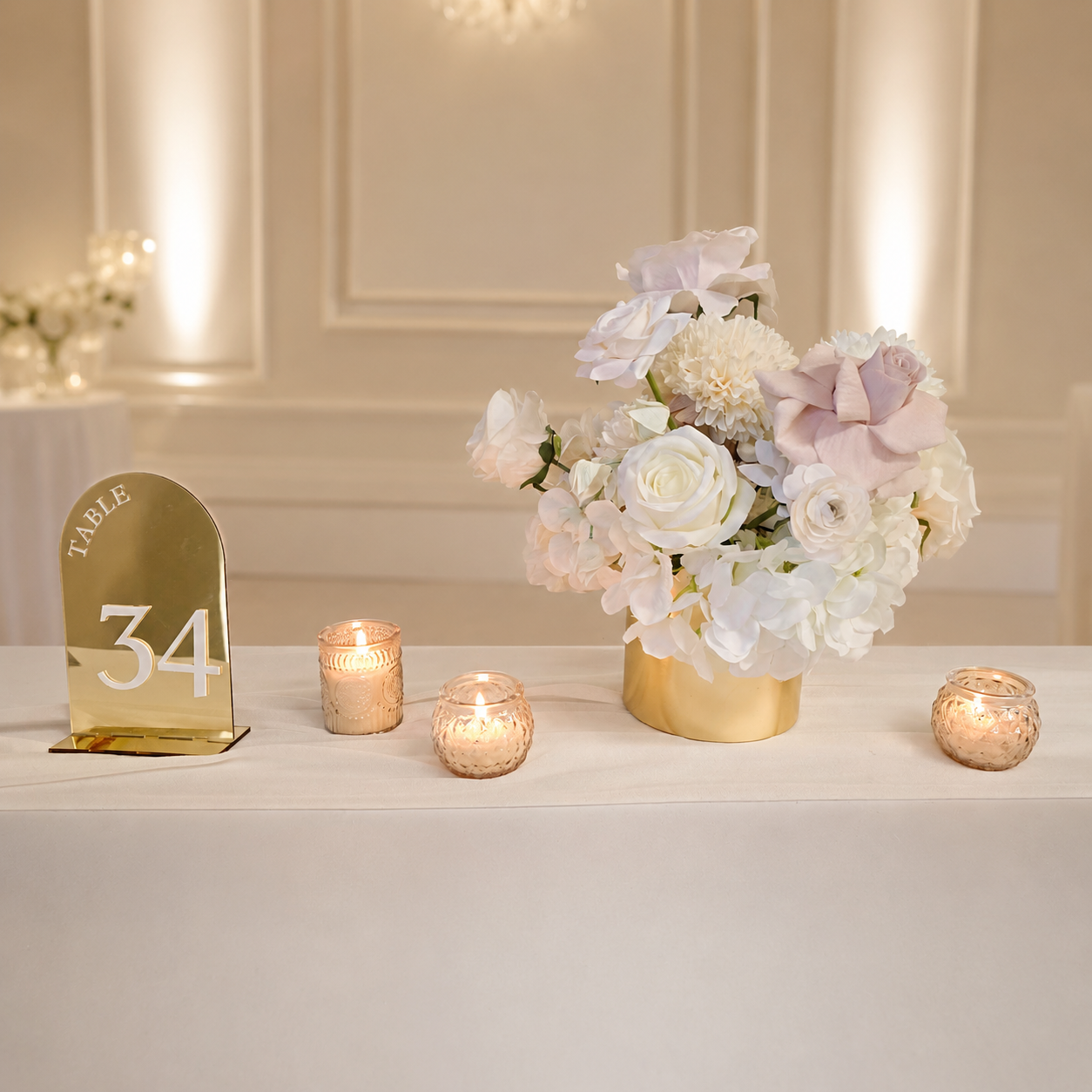 Medium centrepiece with gold vase