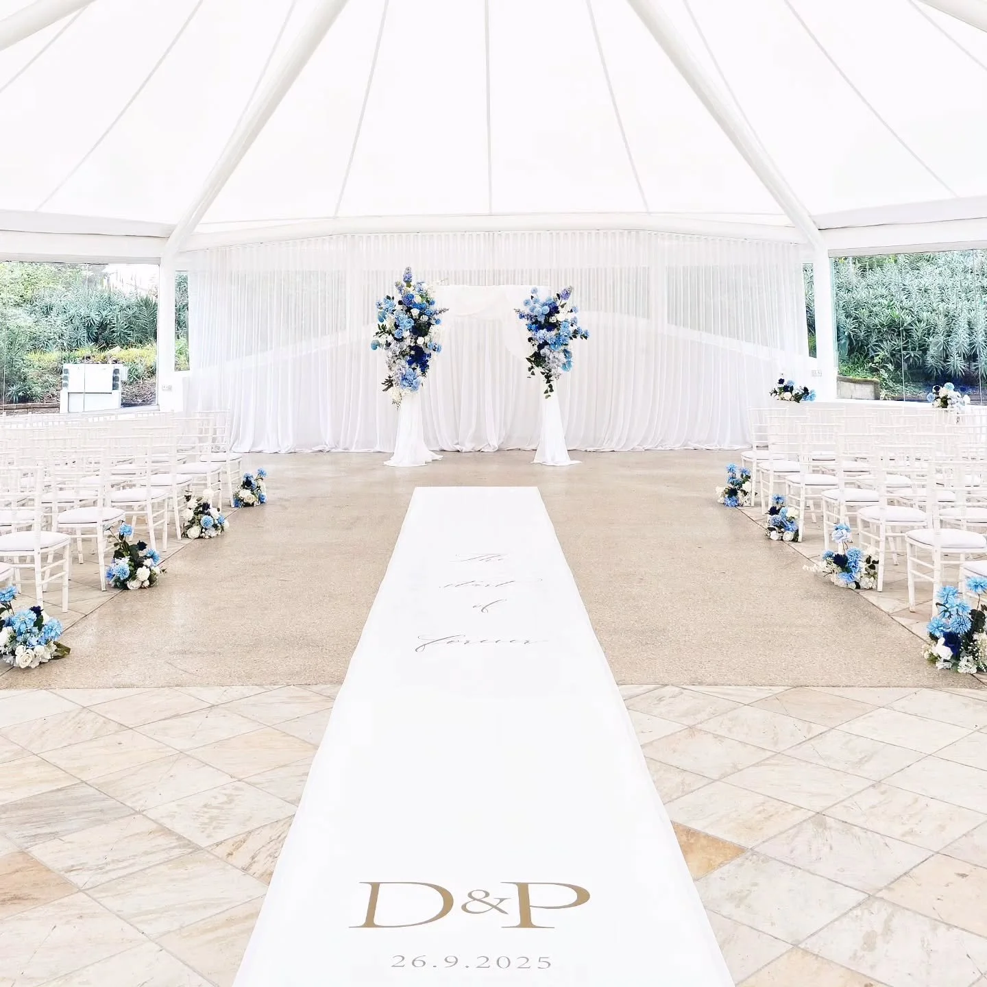 🤍🩵💙 From the softest whispers of baby blue to the deep, mysterious tones of navy, blue brings timeless elegance to any celebration. Paired with our sleek acrylic white runner, this wedding setup transforms the aisle into a serene, stylish, and unf