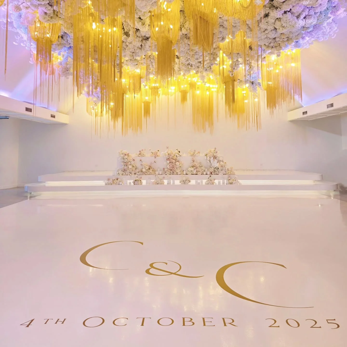 ✨ C&amp;C&rsquo;s Wedding ✨

A dreamy celebration beneath the breathtaking gold string &amp; white cloud installation @fiormelbourne 💫
Soft champagne, beige and nude blooms set the perfect romantic tone 🤍🌸

Dance floor decal by @eventdecalco ✨

#W