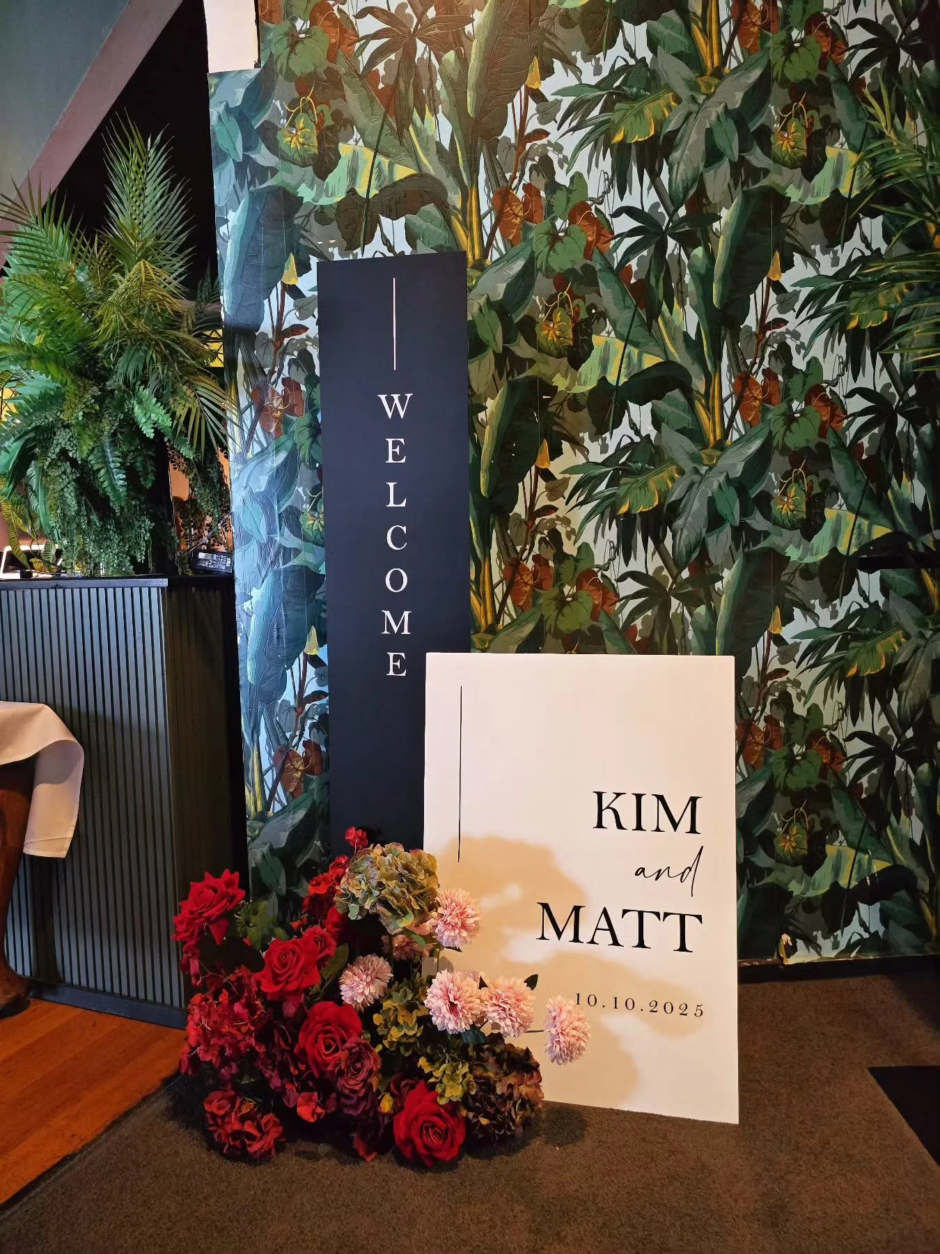 K&M’s Wedding ✨
A burgundy romance brought to life — so realistic, it feels like fresh blooms in full passion.
Rich reds, soft blush, and natural movement creating a stylish, timeless ceremony backdrop ❤️🌹
Venue @thepanamadiningroom