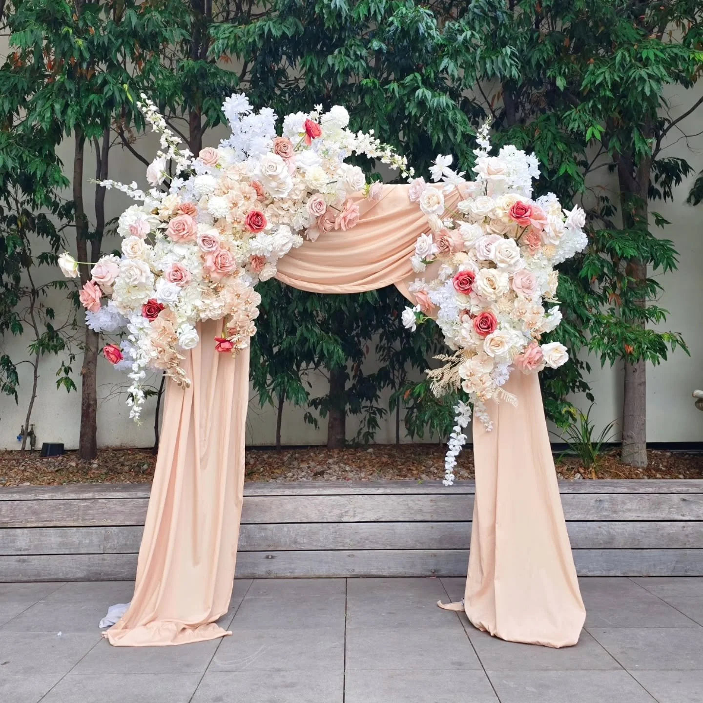 Soft, romantic tones with a hint of red mauve — a colour story that brings warmth and elegance to life. 🌸✨
The gentle red undertones add a festive charm, enhancing the joyful spirit of an Asian wedding. A design that celebrates love, culture,