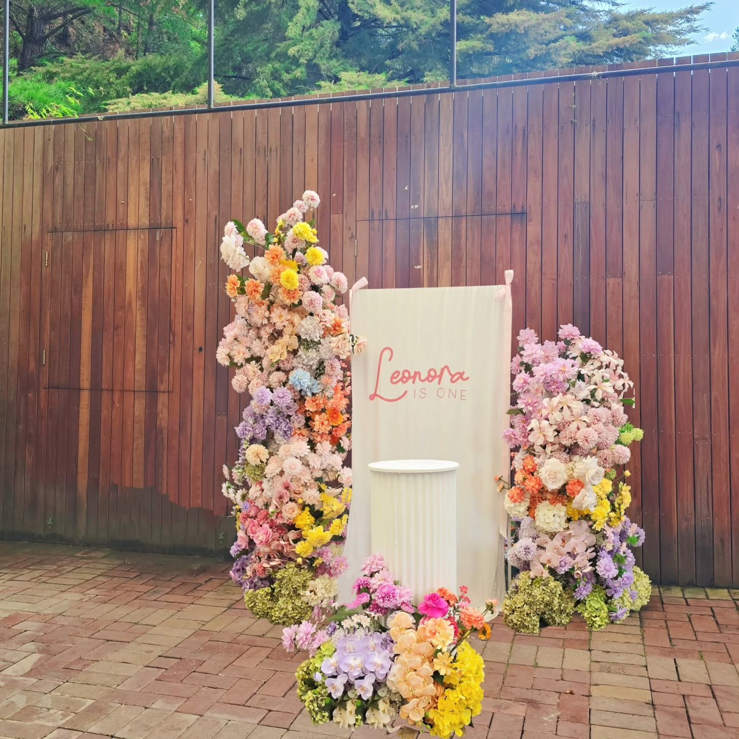 Celebrating a big milestone for Leonora @wilsonbotanicparkberwick

#springcolourparty
#colourfulPartymelbourne
#colourfulflowerswedding 
#SpringWeddingMelbourne