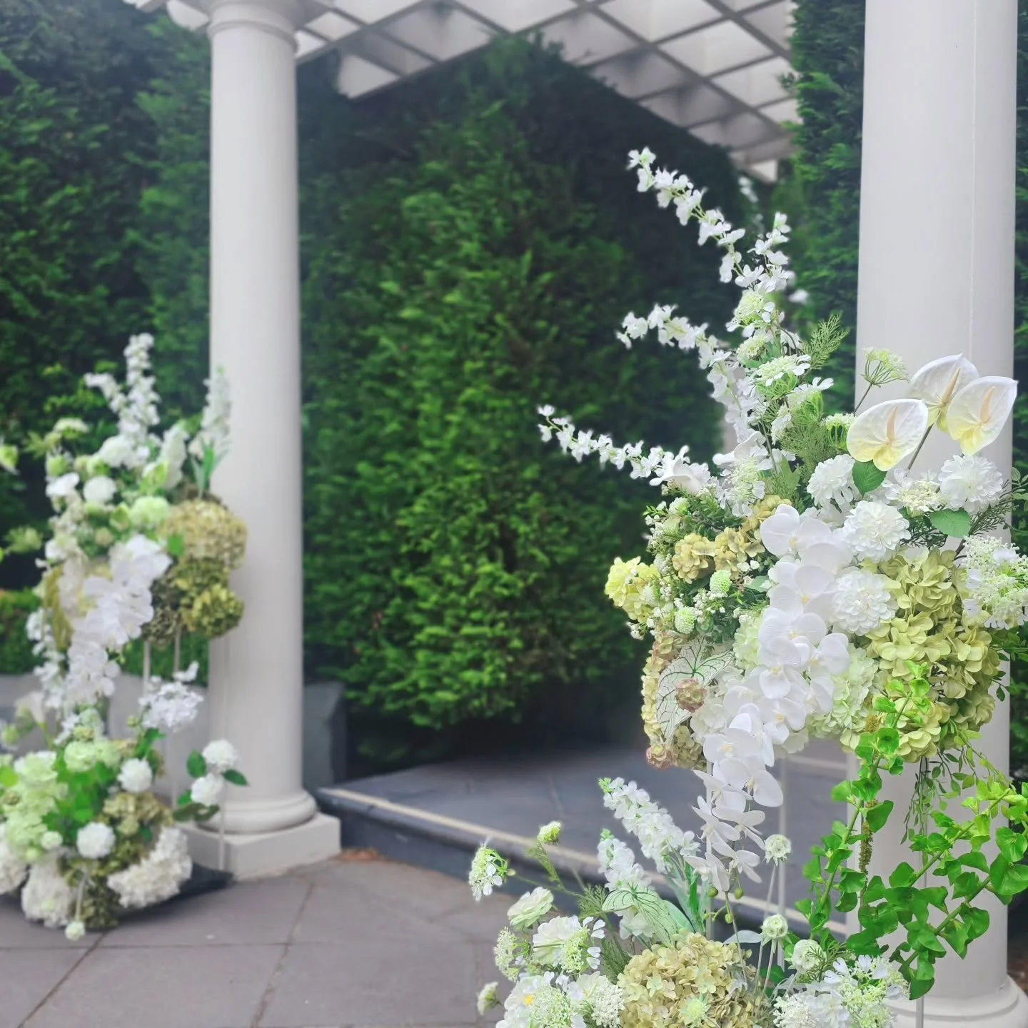 B&amp;G's Wedding @huntleyhouse_

A symphony of white orchids, fluffy hydrangeas, anthuriums,calla lilies, delphiniums, dahlias, Queen Anne'slace &mdash; creating a soft, modern garden look for this lovely couple 🤍🌿

#premiumartificialflowers
#melb