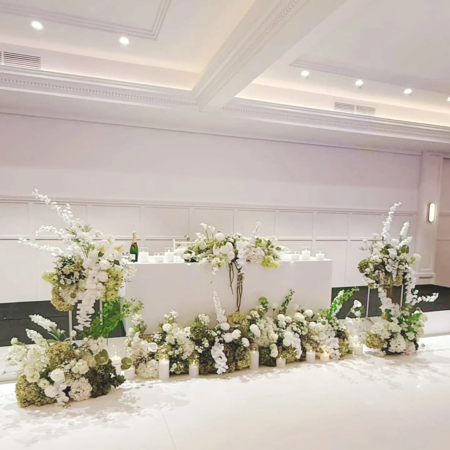 B&amp;G's Wedding @huntleyhouse_

A symphony of white orchids, fluffy hydrangeas, anthuriums,calla lilies, delphiniums, dahlias, Queen Anne'slace &mdash; creating a soft, modern garden look for this lovely couple 🤍🌿

#premiumartificialflowers
#melb