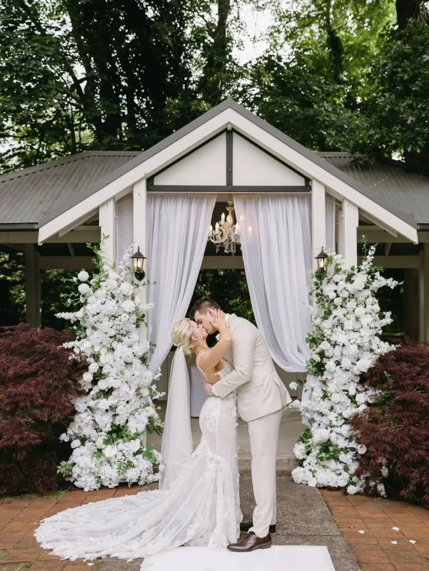 Repost from @brightlightweddings

Alisa and Mitch at @marybrookemanor 😍Venue: @marybrookemanor Photo 📷: @brightlightweddings Video: @stuartvideoproductions Florist: @flowerheadevents Stylist and Designer: @angelsfloralevent Makeup/Hair: @makeuparti