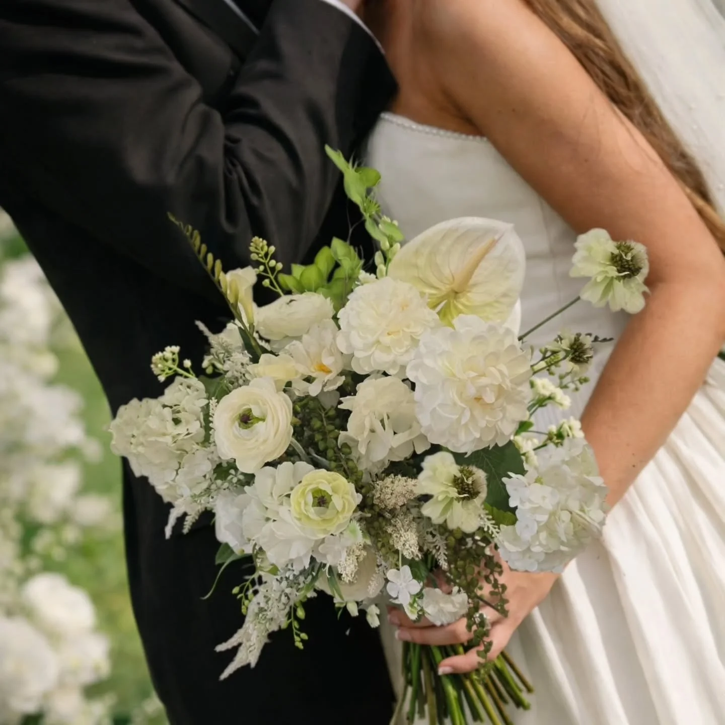 Morden botanical bouquet 💚💚💚

A timeless blend of soft whites &amp; green designed for the modern romantic bride.
Featuring:
&bull; Ranunculus
&bull; Garden Roses
&bull; Anthurium
&bull; Hydrangea
&bull; Scabiosa
&bull; Queen Anne&rsquo;s Lace
&bu