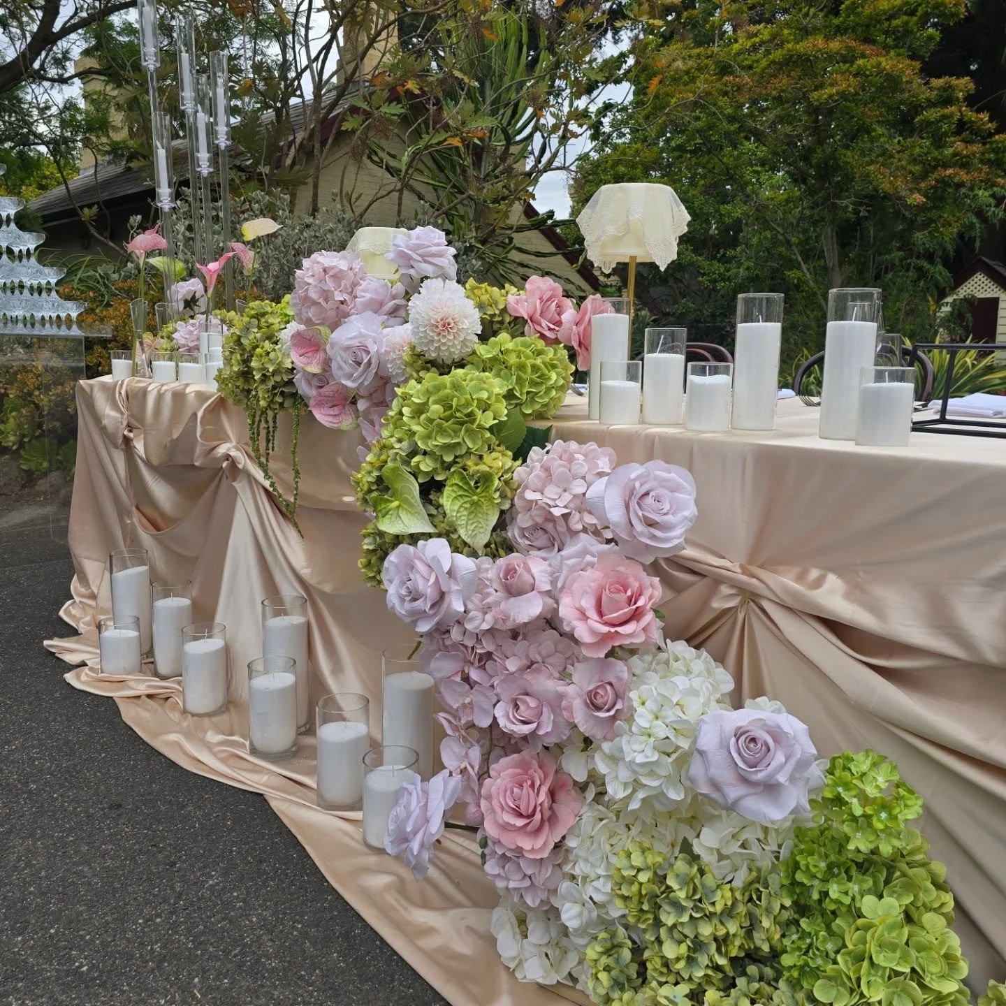 A cloud of pink &amp; green blooms, full of love and charm ✨
Cute, romantic, and totally timeless.