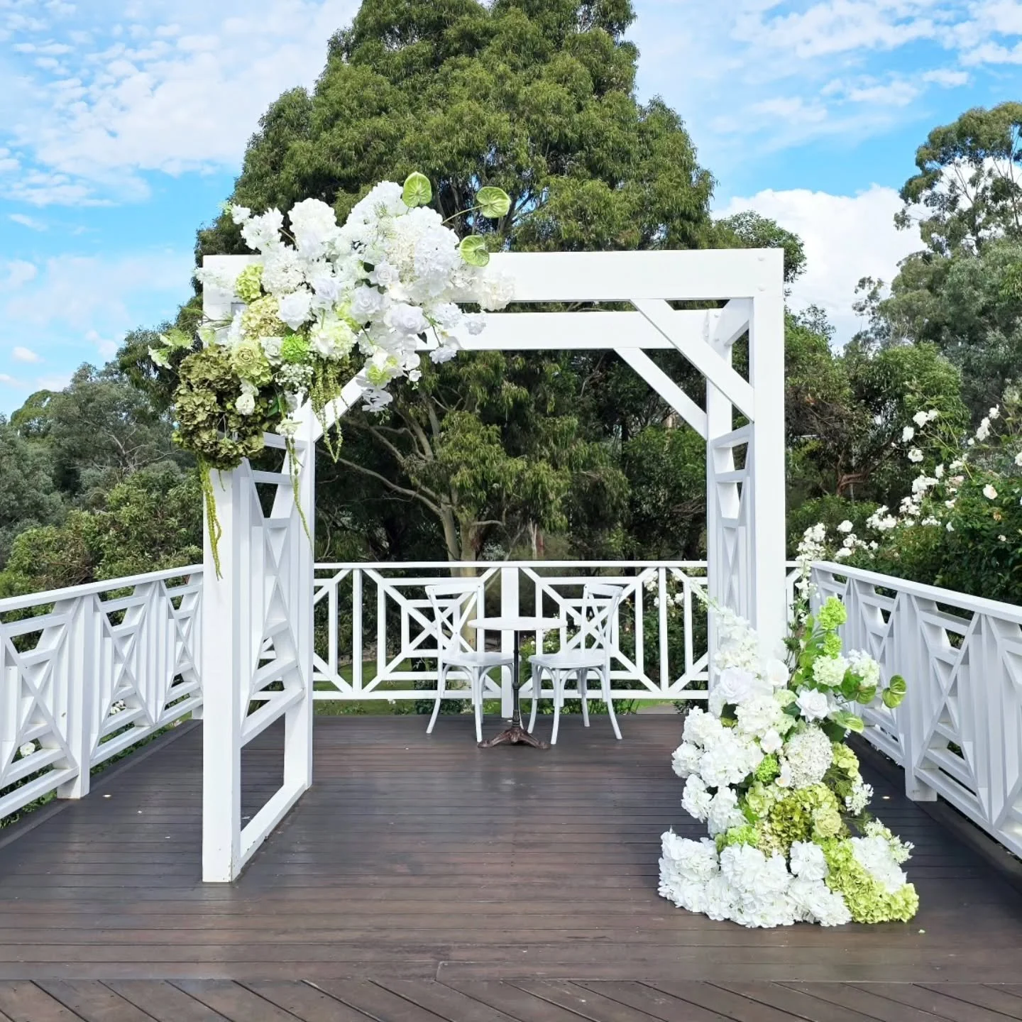 Modern, elegant, fresh
A gentle mix of white blooms and soft green hydrangeas 🌿

A timeless palette that brings a calm, refined touch to your wedding day.

Venue @bramleighestate