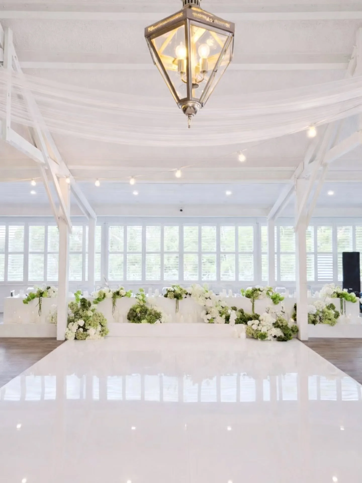 Modern, elegant, fresh
A gentle mix of white blooms and soft green hydrangeas 🌿

A timeless palette that brings a calm, refined touch to your wedding day.

Venue @bramleighestate