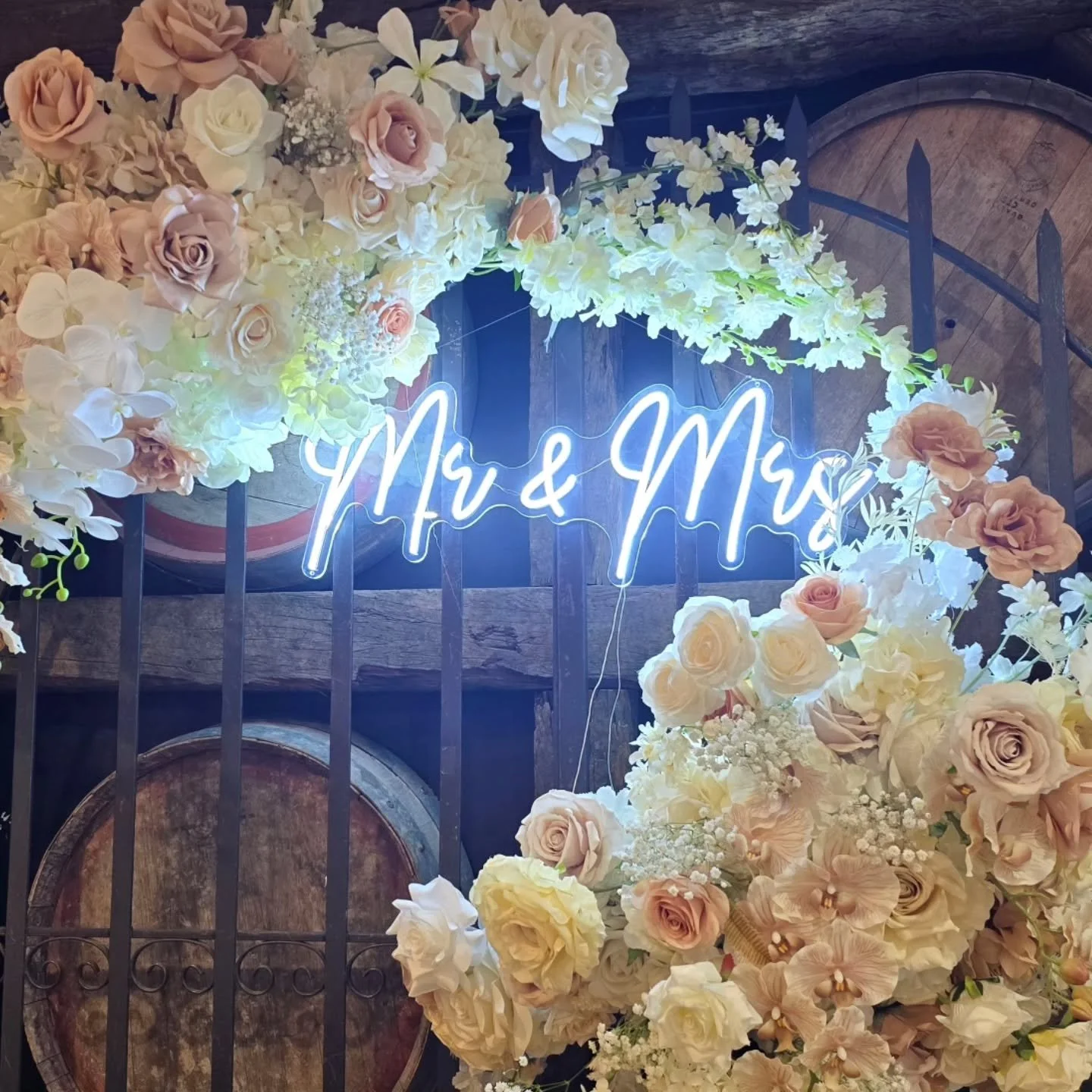R&amp;J's Wedding @immerseyv
Champagne blooms, soft latte tones, and a touch of real baby's breath throughout the room