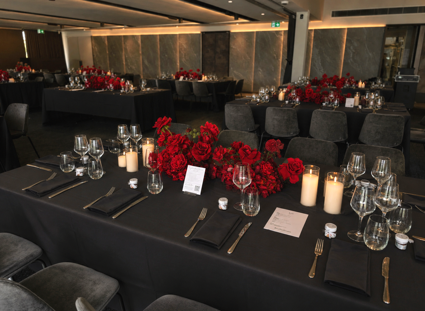 red+centrepieces+with+candles.png