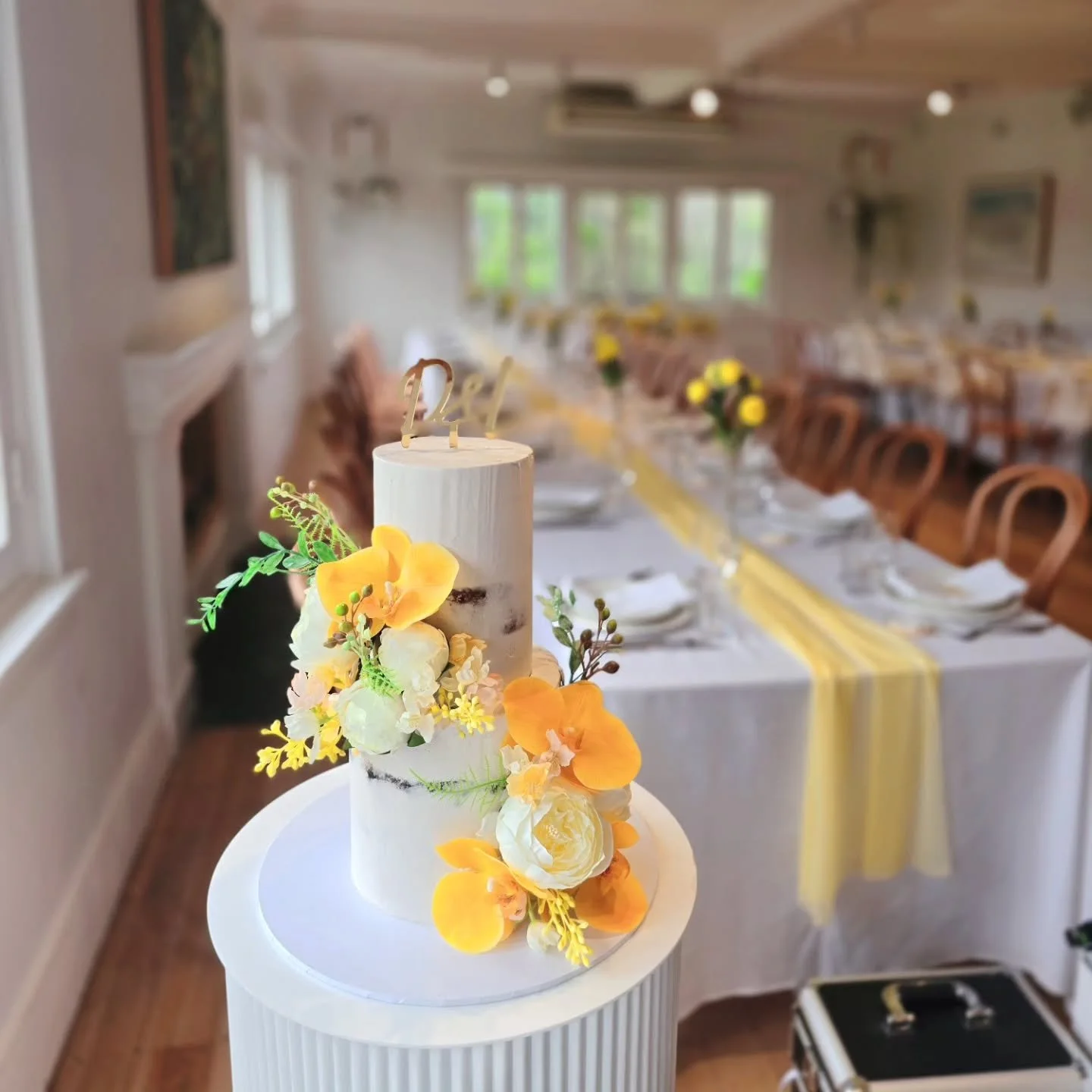 Yellow &amp; white just felt right for this one 💛🤍
L&amp;D's Wedding @farmviganoweddings
Cake @whatfroggybakes