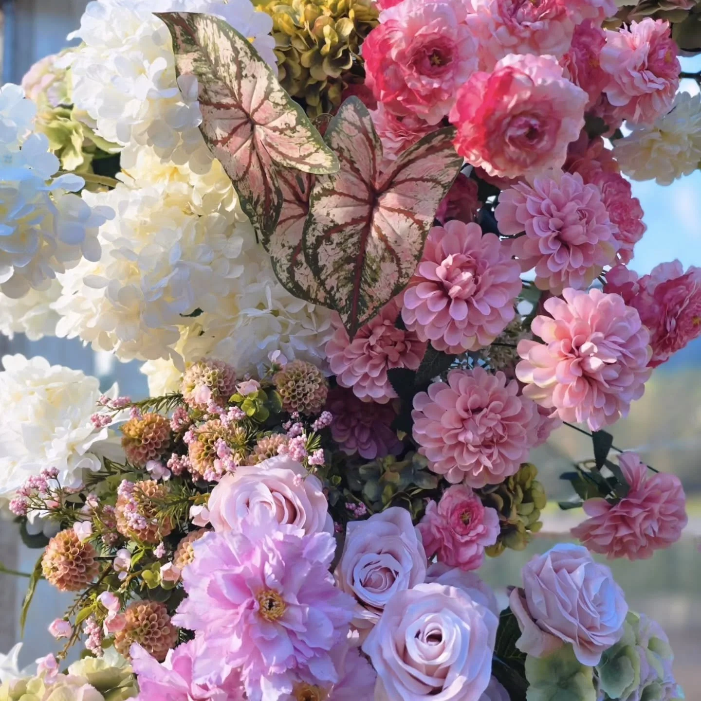 Loving these sweet colors&mdash;lilac, cream, and shades of pink and green hydrangeas.

 @hill.crest77 🌸🌿✨