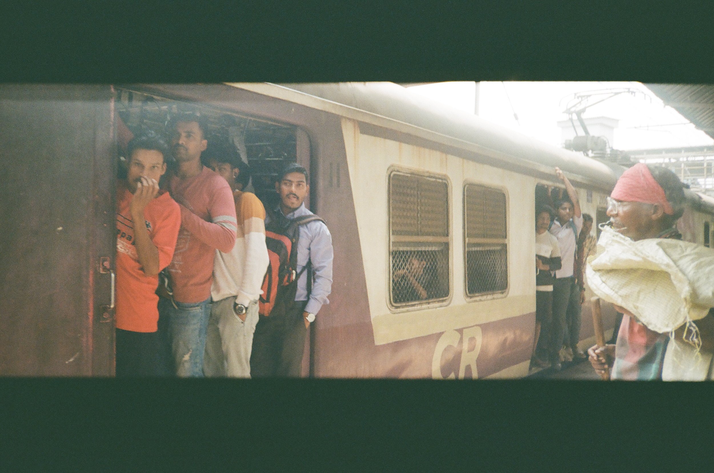 Mumbai local, 2023. 35mm.