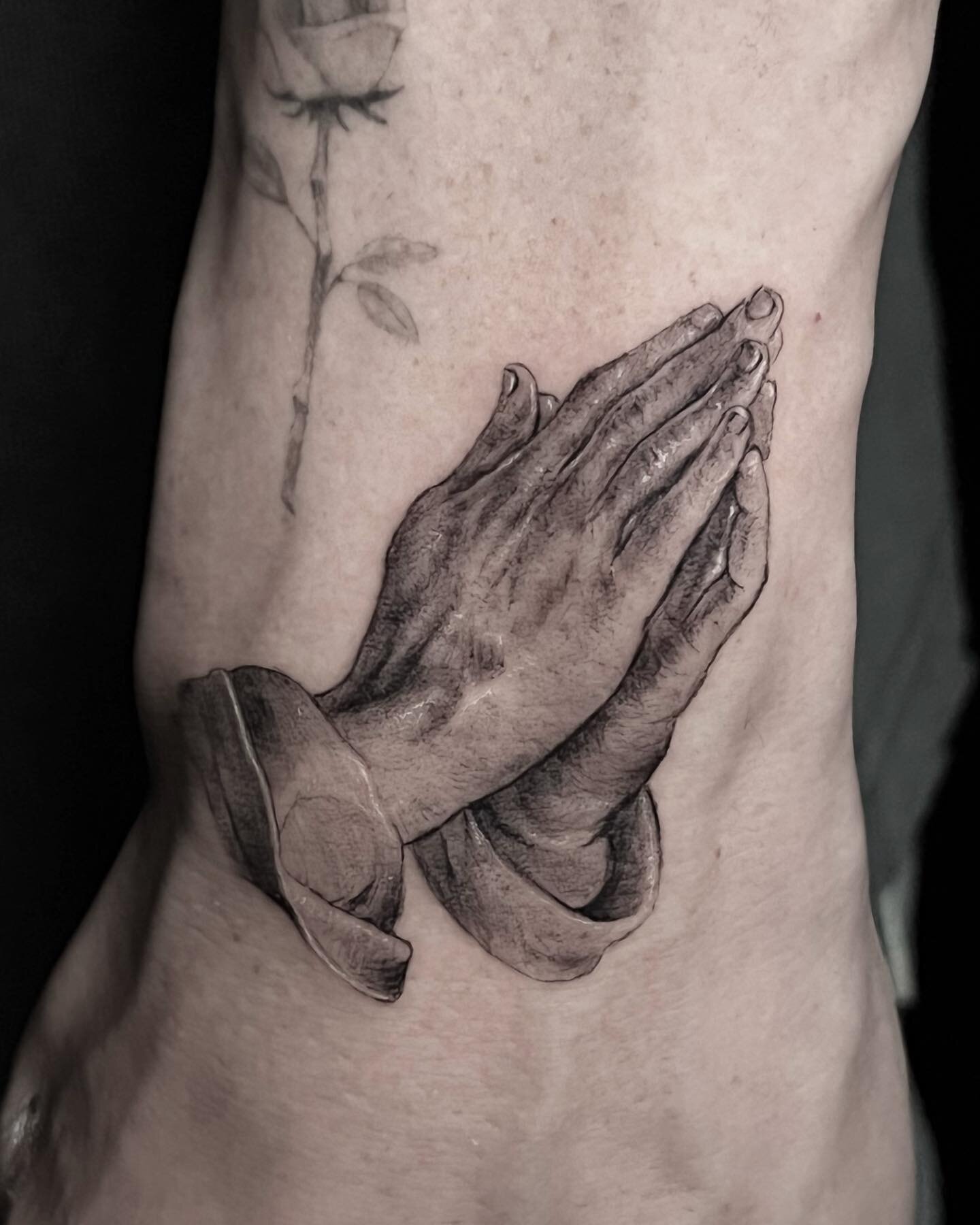 New piece for @anakimmusic! 🙏🙏🙏
Done with @emalla.official
@thelerivertattooco
For booking please visit codeydoran.com
.
.
#tattoo
#blackandgreytattoo
#realism
#prayinghands
#prayinghands
#prayinghandstattoo
#emallacartridges
#codeydoran
#codeydor