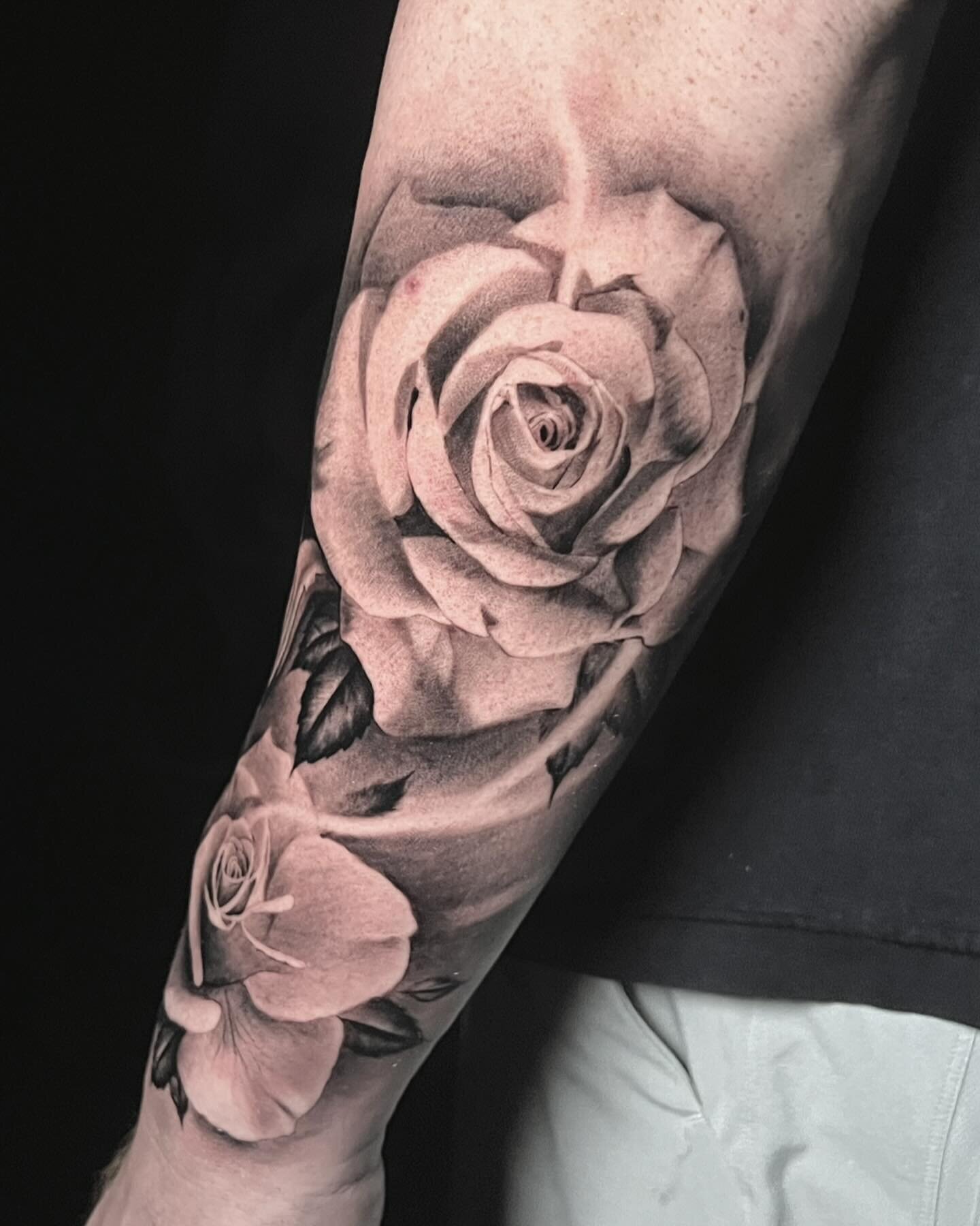 Work in progress floral sleeve! Can&rsquo;t wait to continue on! If interested in doing similar work please email booking@codeydoran.com or visit codeydoran.com

Done at @thelarivertattooco with @emalla.official 
#rosetattoo#codeydoran#tattoo

🌹