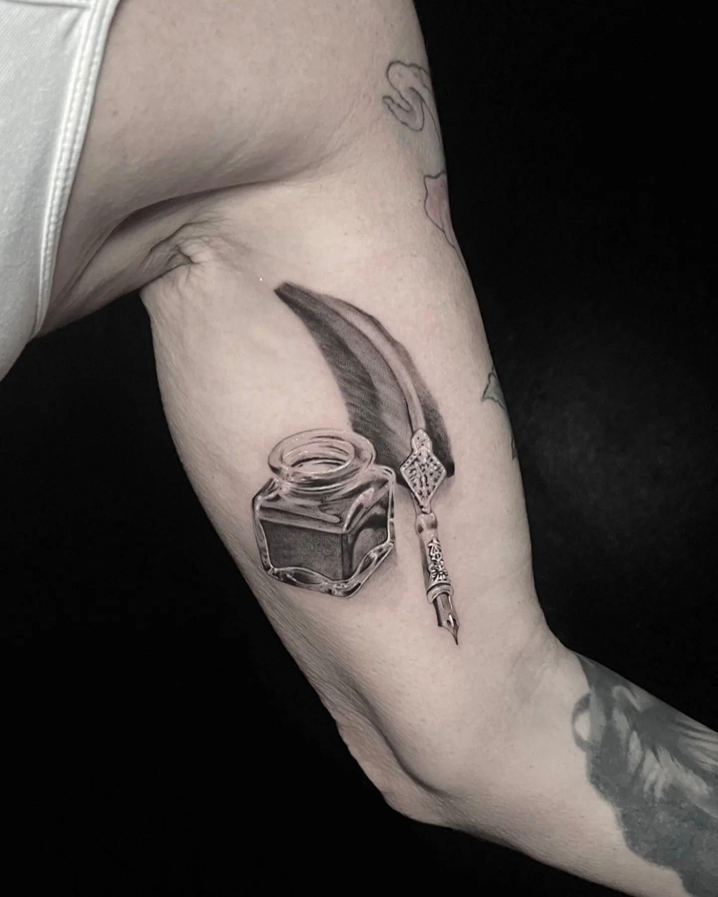 🖋️🪶
Had fun creating this one!!
If you&rsquo;re interested in getting something like this 
please email me at
Booking@codeydoran.com
Done at @thelarivertattooco 
W/ @emalla.official