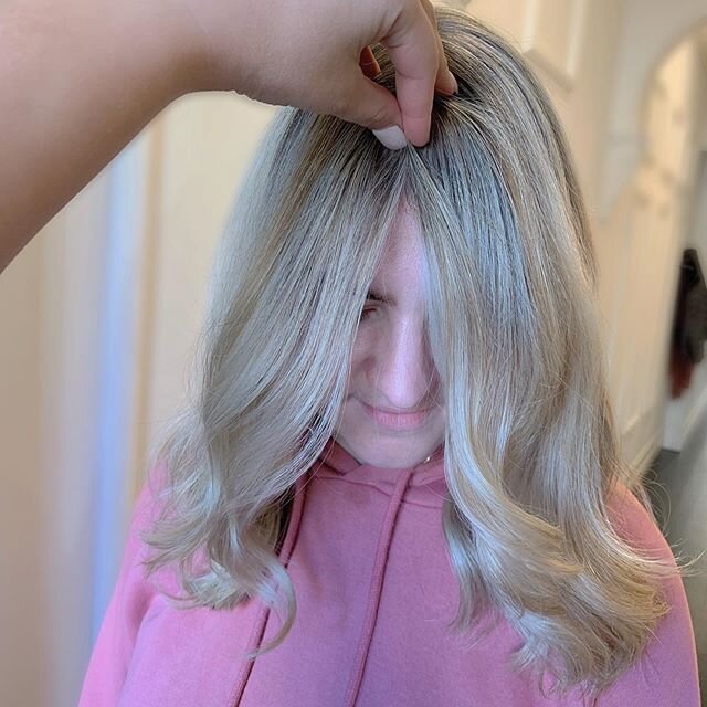 Dreamy Creamy Blonde 🙎🏼&zwj;♀️ from a 3 inch re growth to a full head of lights- think we did pretty well !  always using #smartbond @colourthesmartway @lorealpro