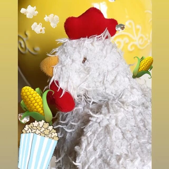 🔴Today I&rsquo;m going to introduce you to Kurochka-Petushok 🔴
&bull;Kurochka-Petushok is a chicken.
&bull; He is crazy about corn. In any form. Also likes all kinds of kernels. Favorite dessert- churro. 🍿He says I forgot to mention peanut butter 