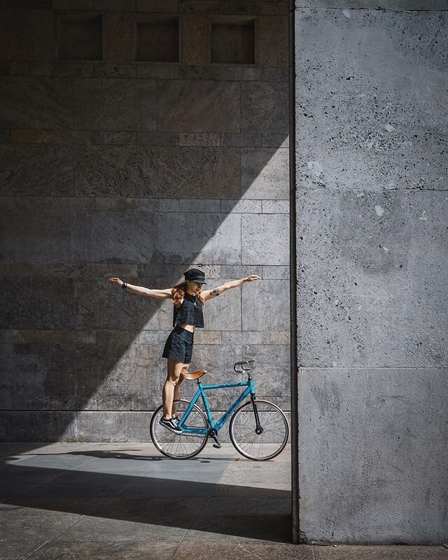 #hihaveyoumet lara aka @lookmumnohand - artistic cyclist from #berlin?
we&rsquo;ve been meeting up this week for a some good talks and a short photo session where i was able to snap a few shots of her making difficult bike tricks look super easy.
aft