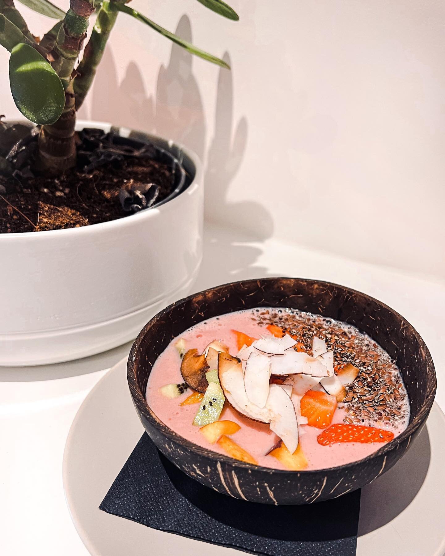 The Smoothie Bowl, yep we wanna dive in too 🥥 🍓 

This baby is on our All Day Brunch Menu 🥄 

#thetruffledhog #stokesley #427