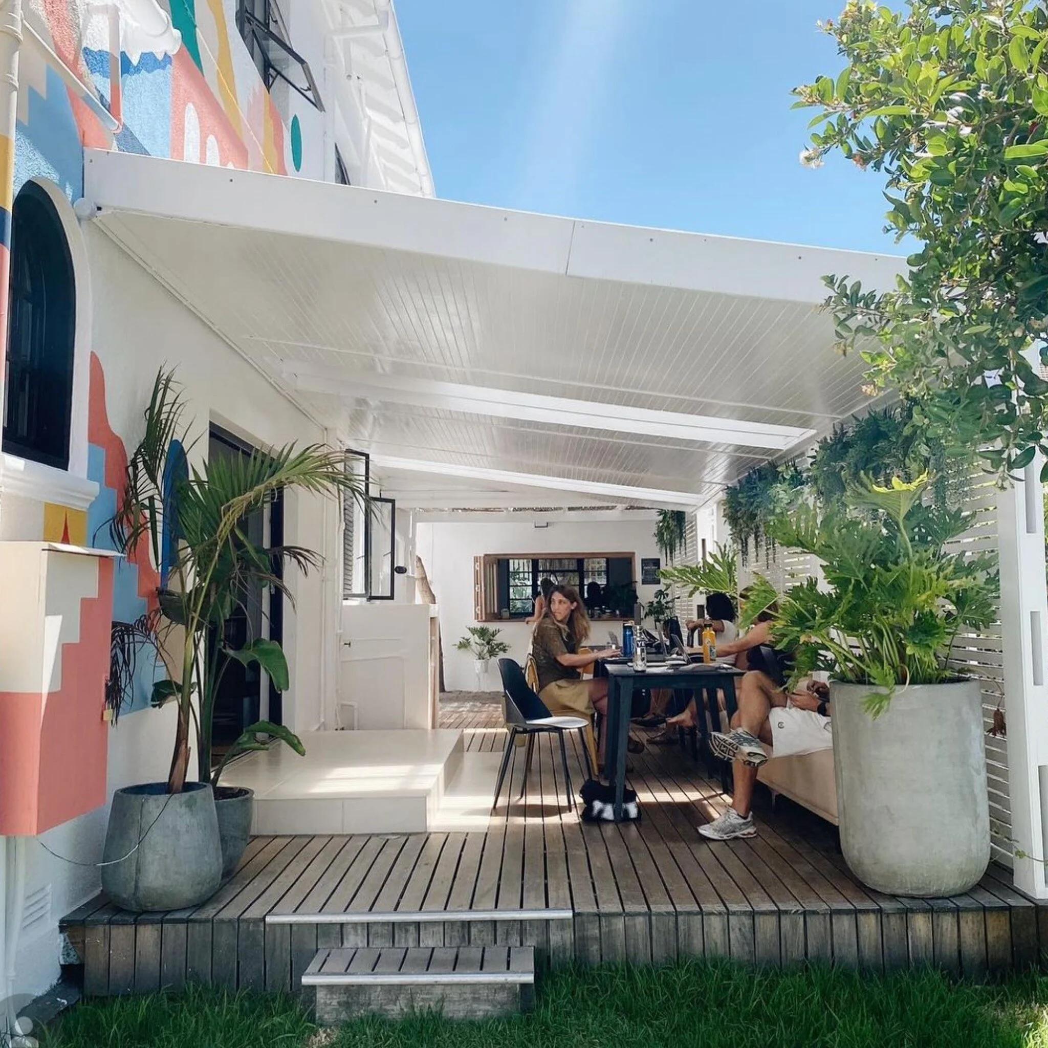 Good hood + good food = good mood 😁
Neighbourgood Hill is not only a great-looking spot, but it’s also the perfect place to get productive and tick a few things off that to-do list.
Pull up a chair, order something tasty from @nourishdcapeto