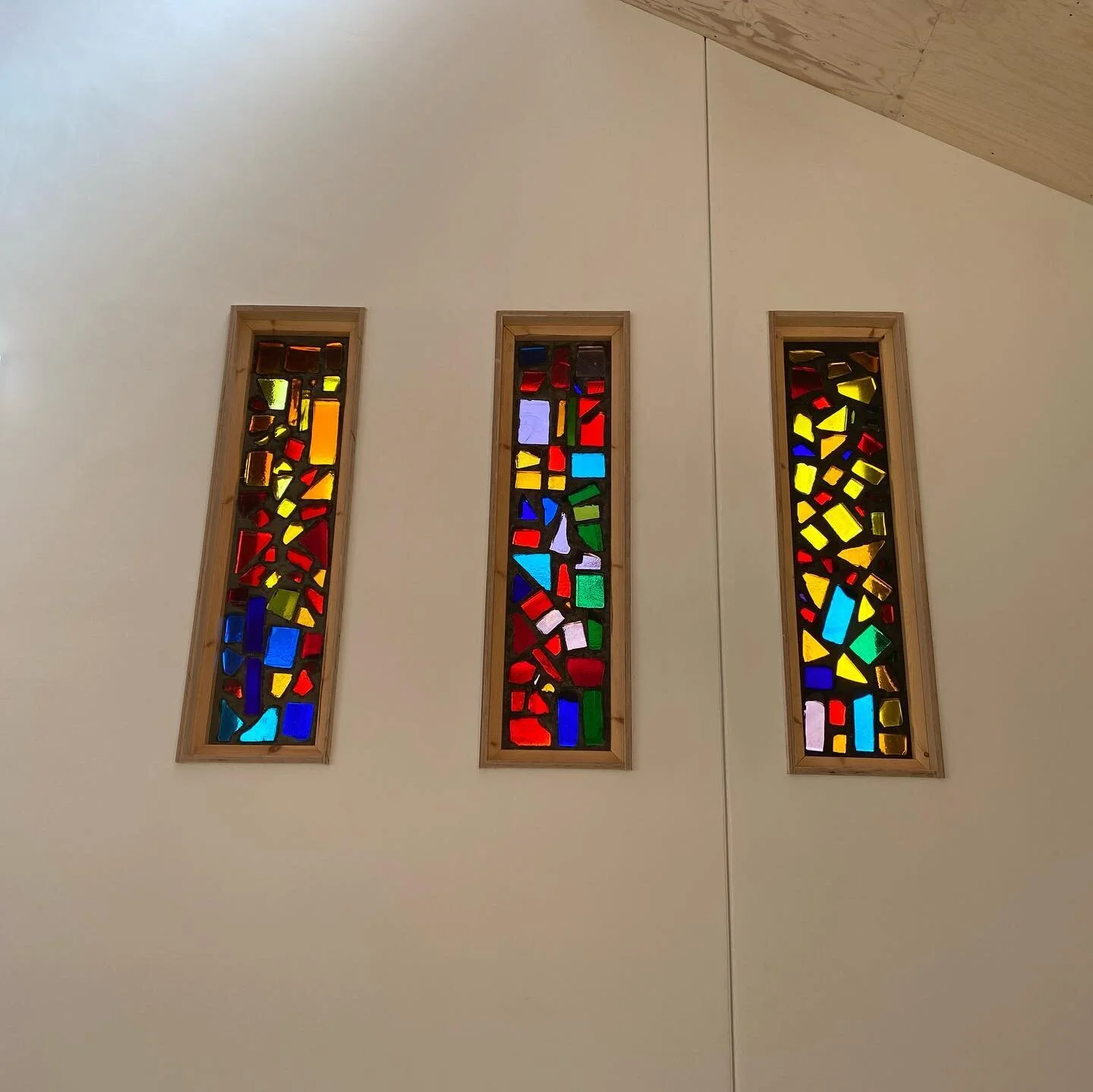 The sainted glass windows from the previous church, know as ‘dalle de verre’ has been remade and installed. Big thanks to @tin.horse for their hard work and time making this possible #sthildas #kirkleathamparish #redcar #newchurch #dioces