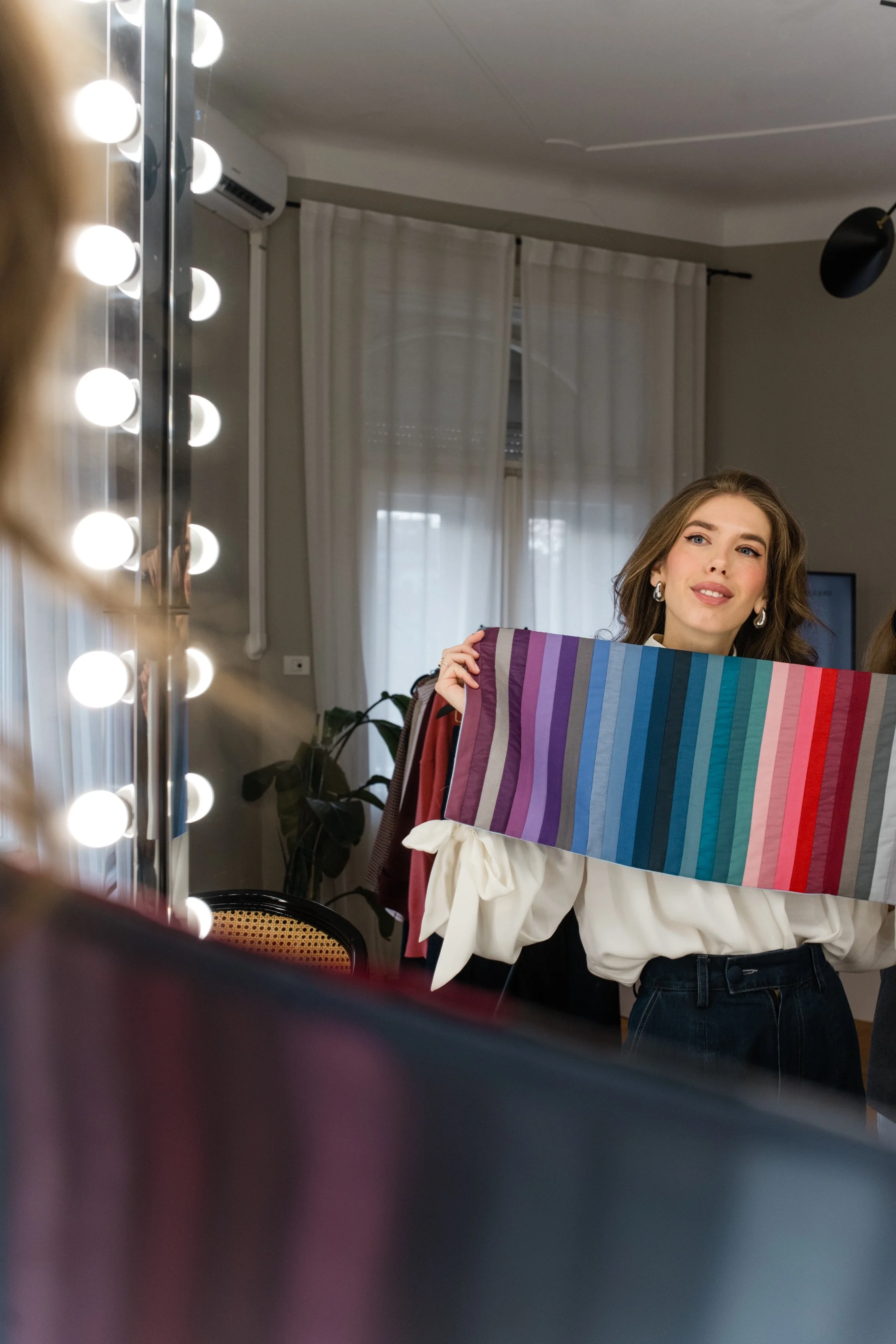 Kako analiza boja oblikuje vizualni identitet – edukativni primjer Pamele Anderson