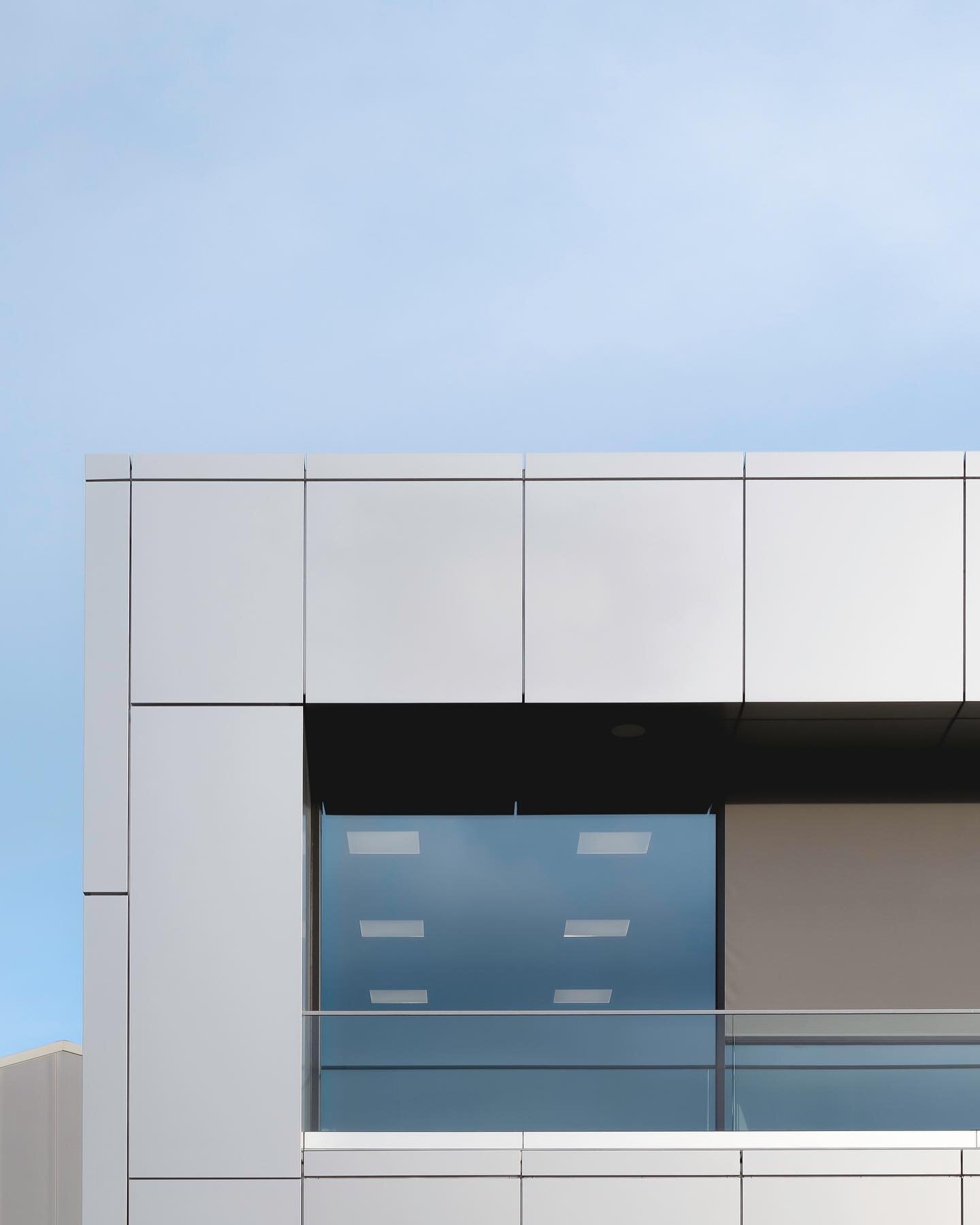 Sneak peek 👀 van ons laatst gerealiseerde bedrijfspand 🤍 
📸 @_franshoek 
.
.
.
#utiliteitsbouw #utiliteitsbouwproject #bedrijfspand #architectenbureau #architectuur #architect #pand #architectfriesland #heeg #heegfriesland #minimalism #architectur