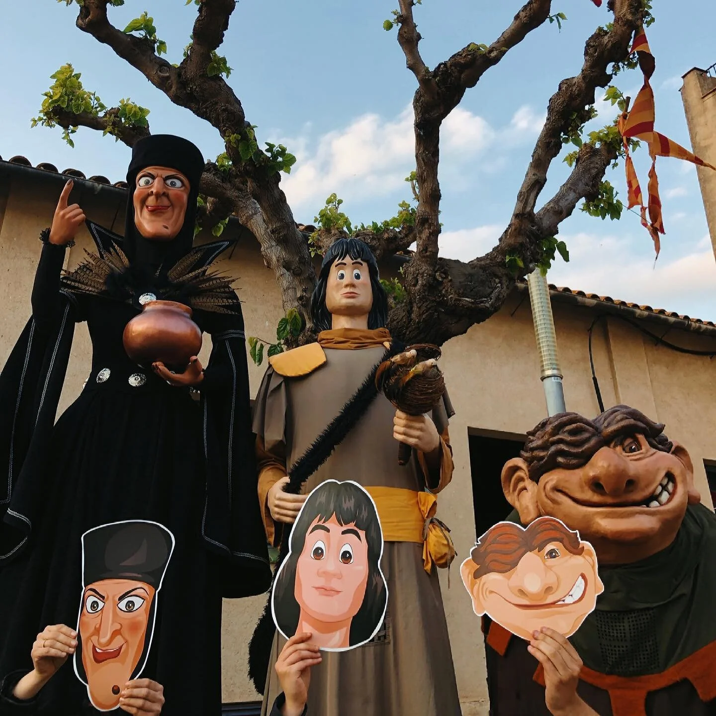 Les m&agrave;scares de la llegenda de la Malavella🎭🧙🏼&zwj;♀️
Ara ja us podeu convertir en els gegantons de Caldes de Malvella✨
&bull;
#TallerAgl&agrave; #gegantscaldesdemalavella #gegants #gegantons #gegantsgironins #illustraci&oacute;