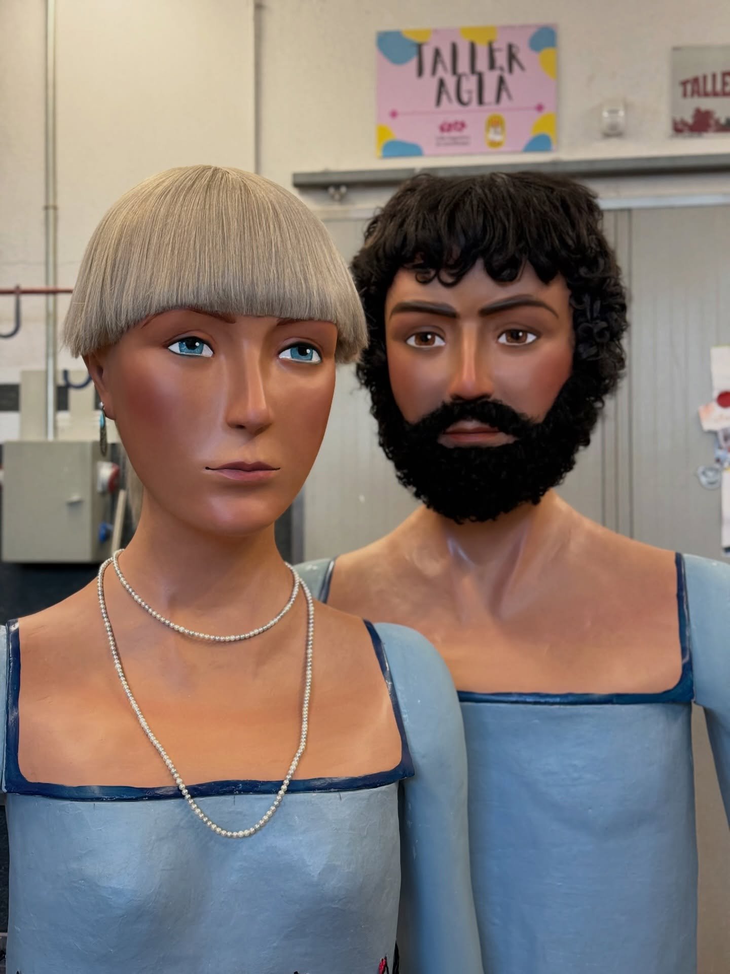 📕🌻RESTAURACI&Oacute; DE LES R&Egrave;PLIQUES DELS GEGANTS DE L&rsquo;AGRUPACI&Oacute; DE COLLES GEGANTERES DE CATALUNYA🌻📕 

✨Les r&egrave;pliques d&rsquo;en Treball i la Cultura van passar pel taller per fer-los una revisi&oacute; i un rep&agrave