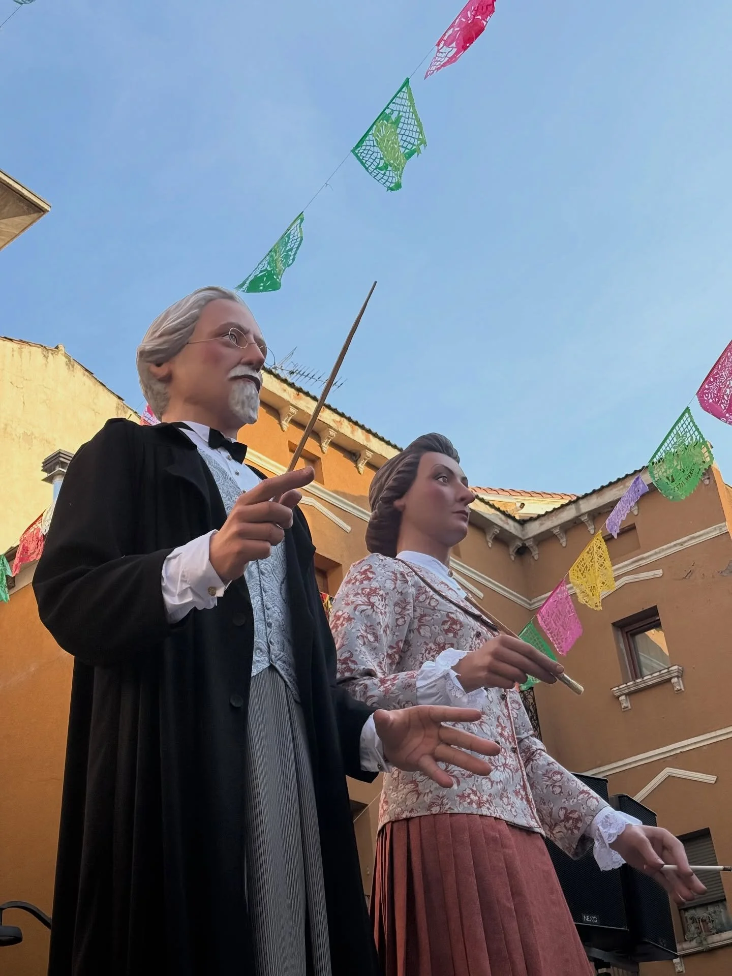 🎼🖌️ GEGANTS DEL BICENTENARI DE JAUME NUN&Oacute; 🎼🖌️

El passat 20 de setembre a Sant Joan de les Abadesses en motiu de la festa de El Grito es va presentar una nova parella de gegants que representen Jaume Nun&oacute; i Remedios Varo. Aquestes f