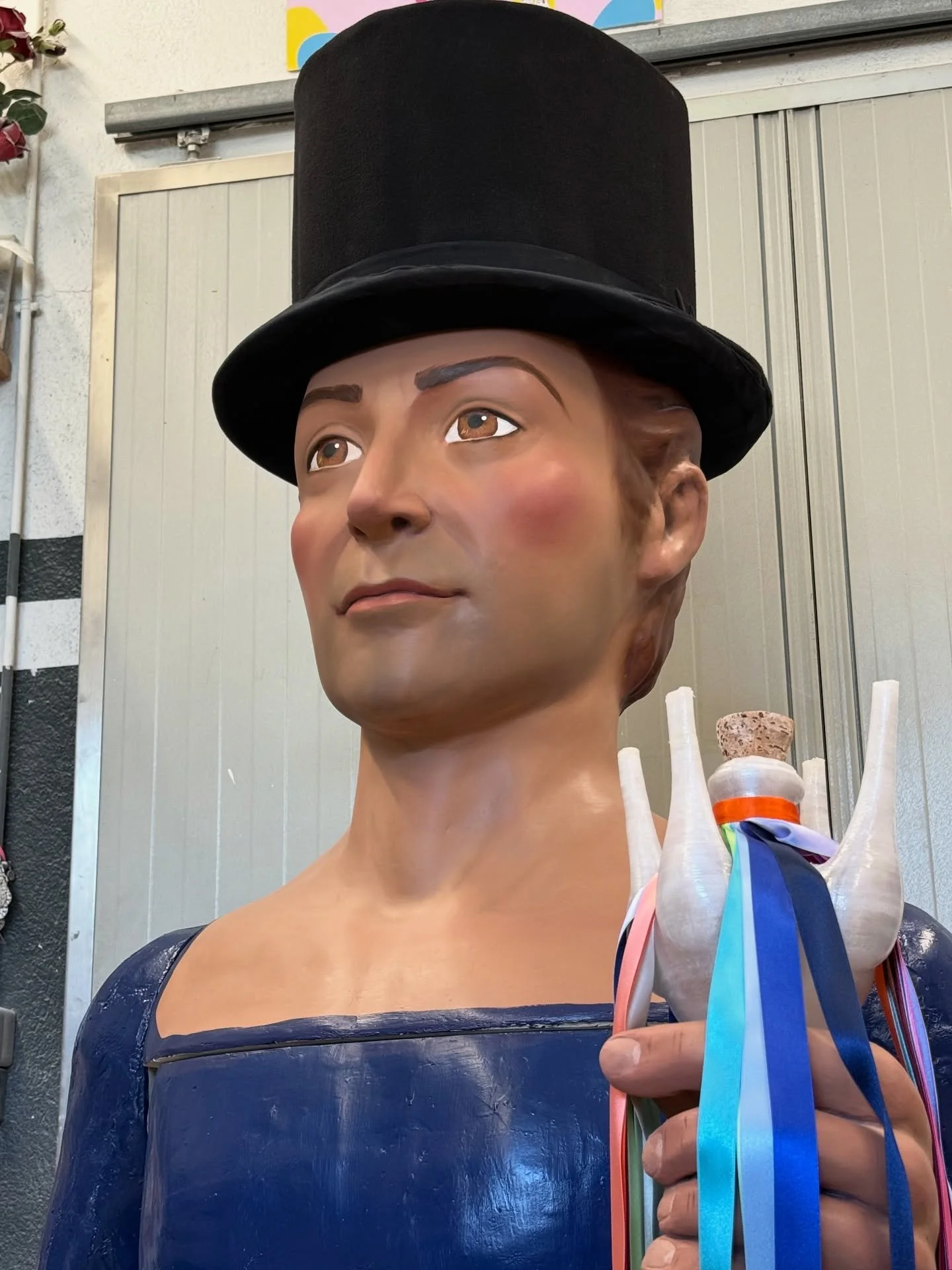 🎩NOU GEGANT GRAU DE CAMPDEV&Agrave;NOL🎩

Aquest dissabte es va estrenar el nou gegant Grau de Campdev&agrave;nol✨ La figura est&agrave; inspirada en l&rsquo;original per&ograve; portat a l&rsquo;estil del taller, en Grau representa el capdanser de 