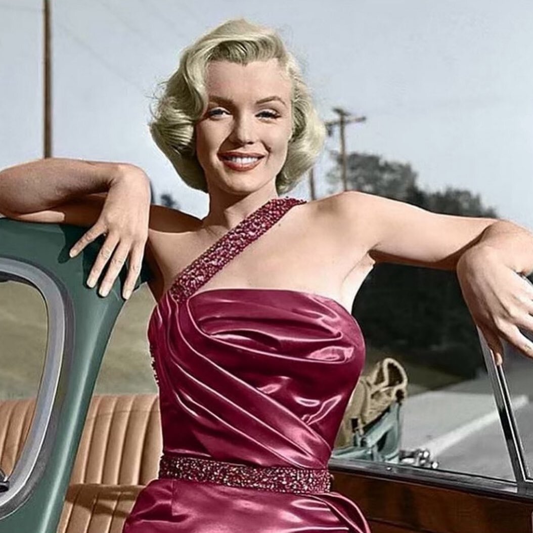 Icon In Car.

We aren&rsquo;t quite sure if this is in the red or pink camp but, really, who the hell cares. All babe. All class. All the time. 

#marilyn #munroe #marilynmunroe #icon #vintage #vintagestyle #50s #50sstyle #idodrivethru #elope #drivet