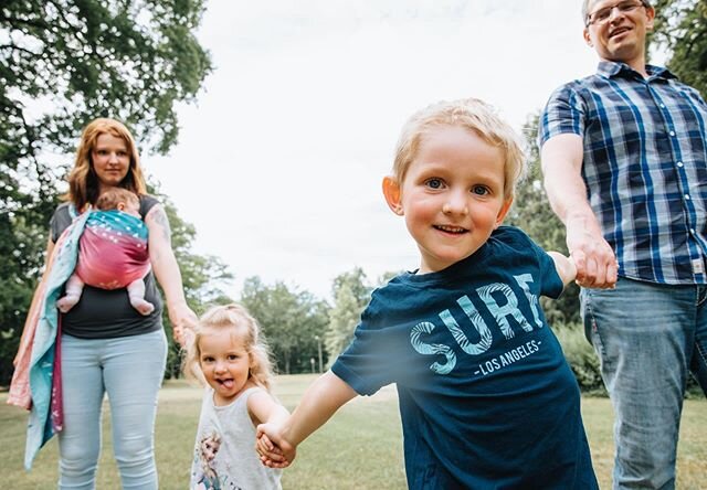 // Hand in Hand 
Gemeinsam durch dick und d&uuml;nn gehen. Als Familie zusammenhalten. Immer weiter nach vorne ❤️
Ein klasse Familienshooting im Park. Schon wieder fast ein Jahr her. 
Lasst uns zusammen die Welt entdecken 🤗 lasst uns zusammen ein sc