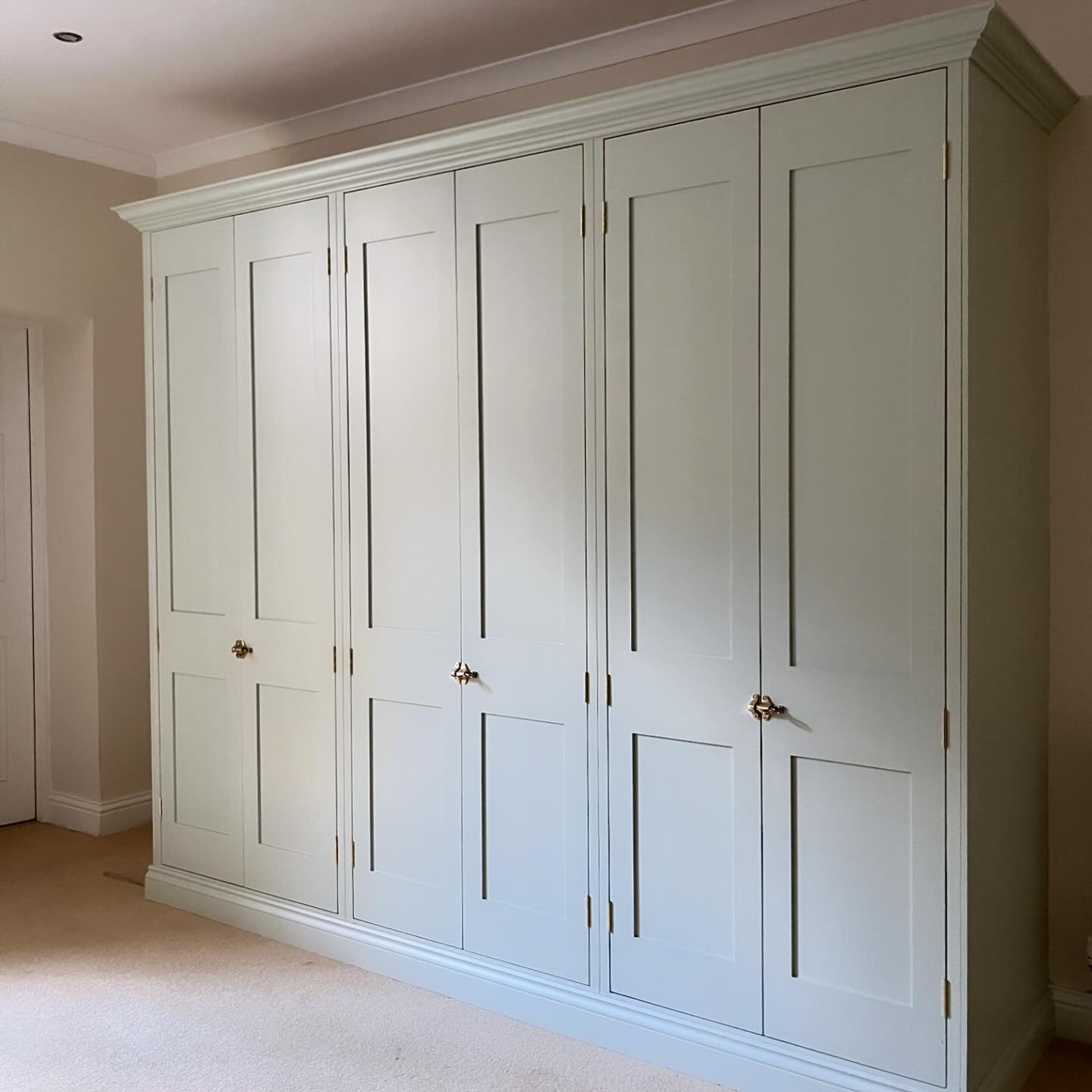 Classic understated design, built in. Seen here in &lsquo;Eddy&rsquo; by Farrow &amp; Ball, with brass ironmongery.

Send us the dimensions of your space for a tailored quote in 24hrs.

#edinburghwardrobes #fittedwardrobes #interiordesign #edinburghi