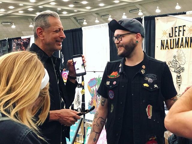 Life found a way and @shadowofjeff got to meet @jeffgoldblum @villainarts 😱😱😱
He showed off his Jeff Goldblum dinosaur mashups and they got to sing a song together 😭 Life goals completed #dead
.
.
.
#illustration #tattoo #traditionaltattoos #tatt