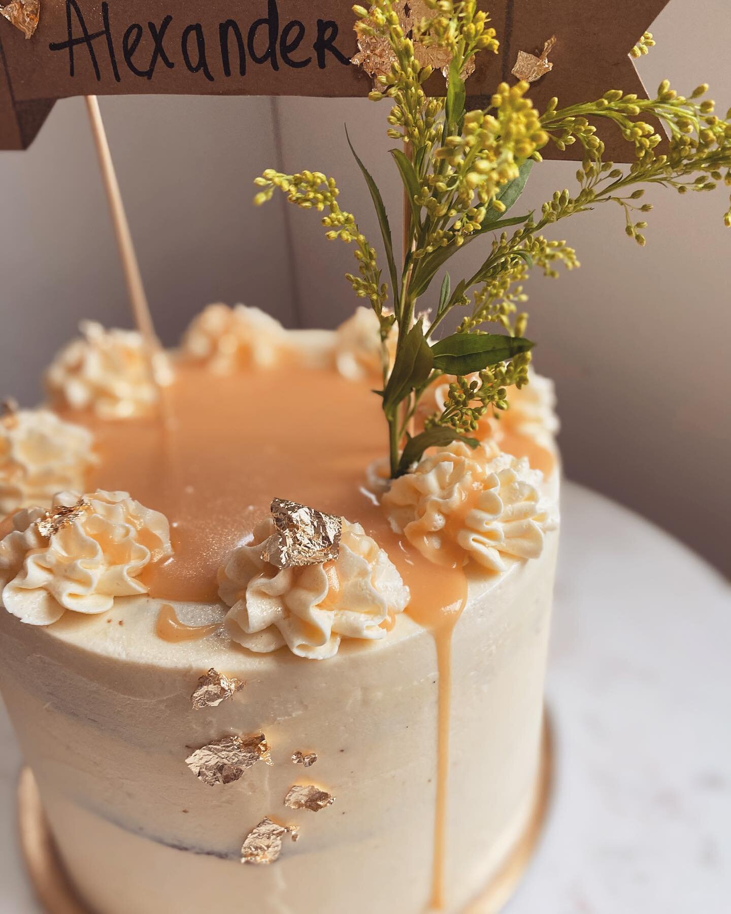 Caramel dripping down the sides, the cake was made out of vanilla cake layers and filled with salted caramel 🌼