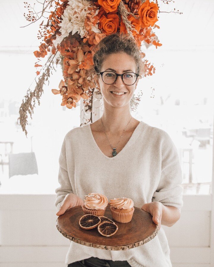 Hi cake enthusiasts! Not all of you may know the face behind the cakes, so I thought I'd introduce myself! I'm Esther Tabak, which is why the name Gebak van Tabak (cakes by Tabak) was chosen, it also rhymes in Dutch! I have been baking cakes for year