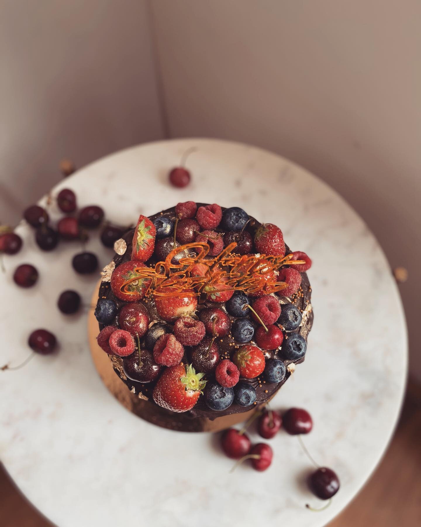 Summerfruits are back and ready to be used as much as possible! ☀️ This naked chocolate cake was filled with a dark chocolate ganache and lots of berries🫐🍓