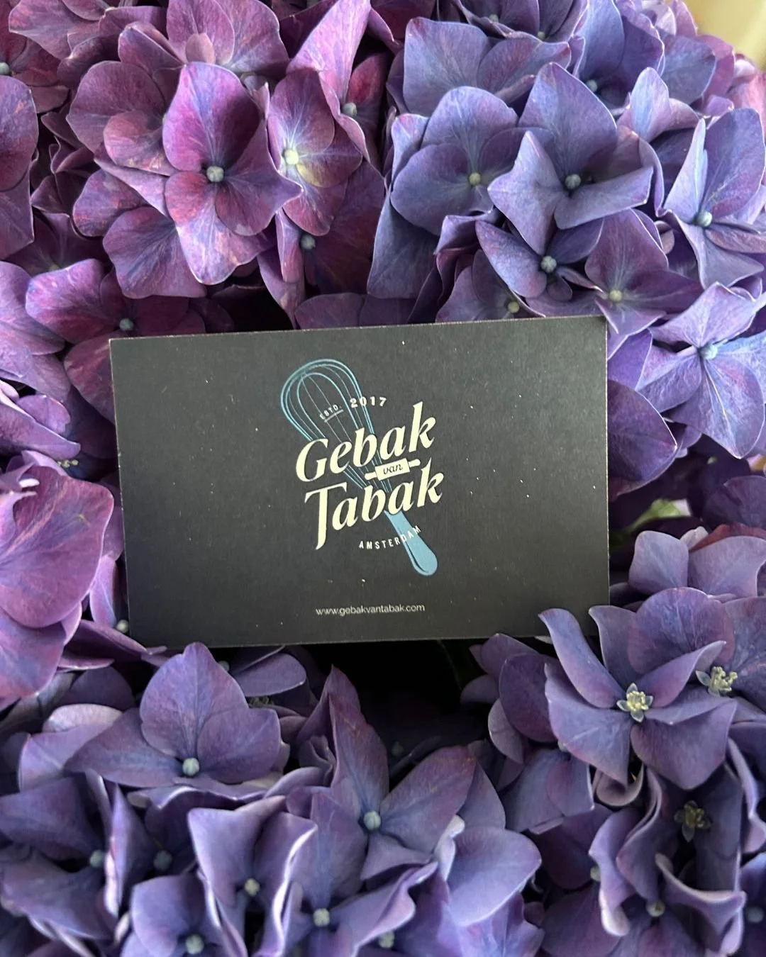 Pretty hydrangeas + a little reminder of the shop! Open this weekend Fridays-Sundays 10:00-18:00, come by for a sweet treat!🌸💌