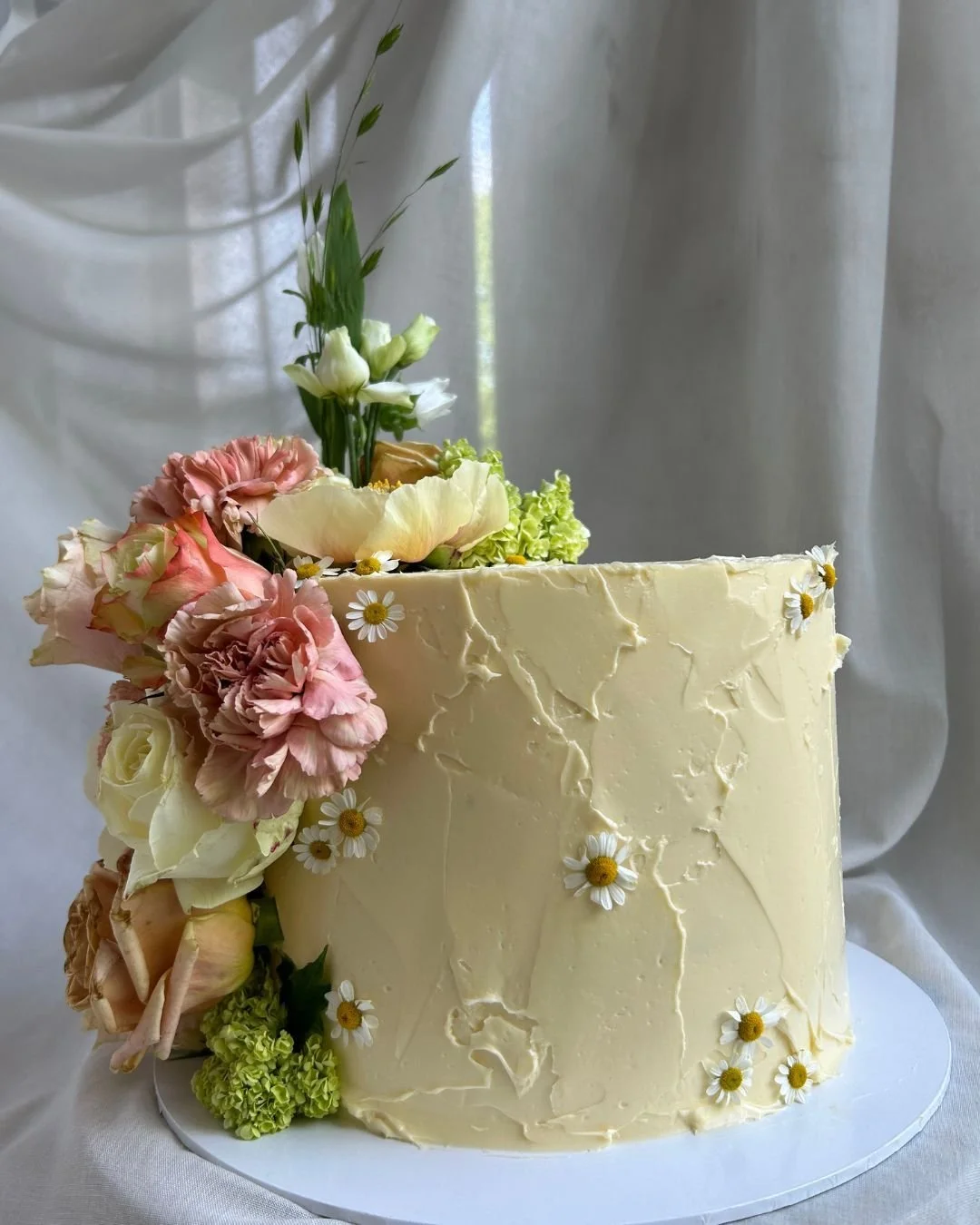 Small cake. Big main-character energy.
Yes, the shop is closed, but this cake clearly showed up. Please admire responsibly until opening hours!