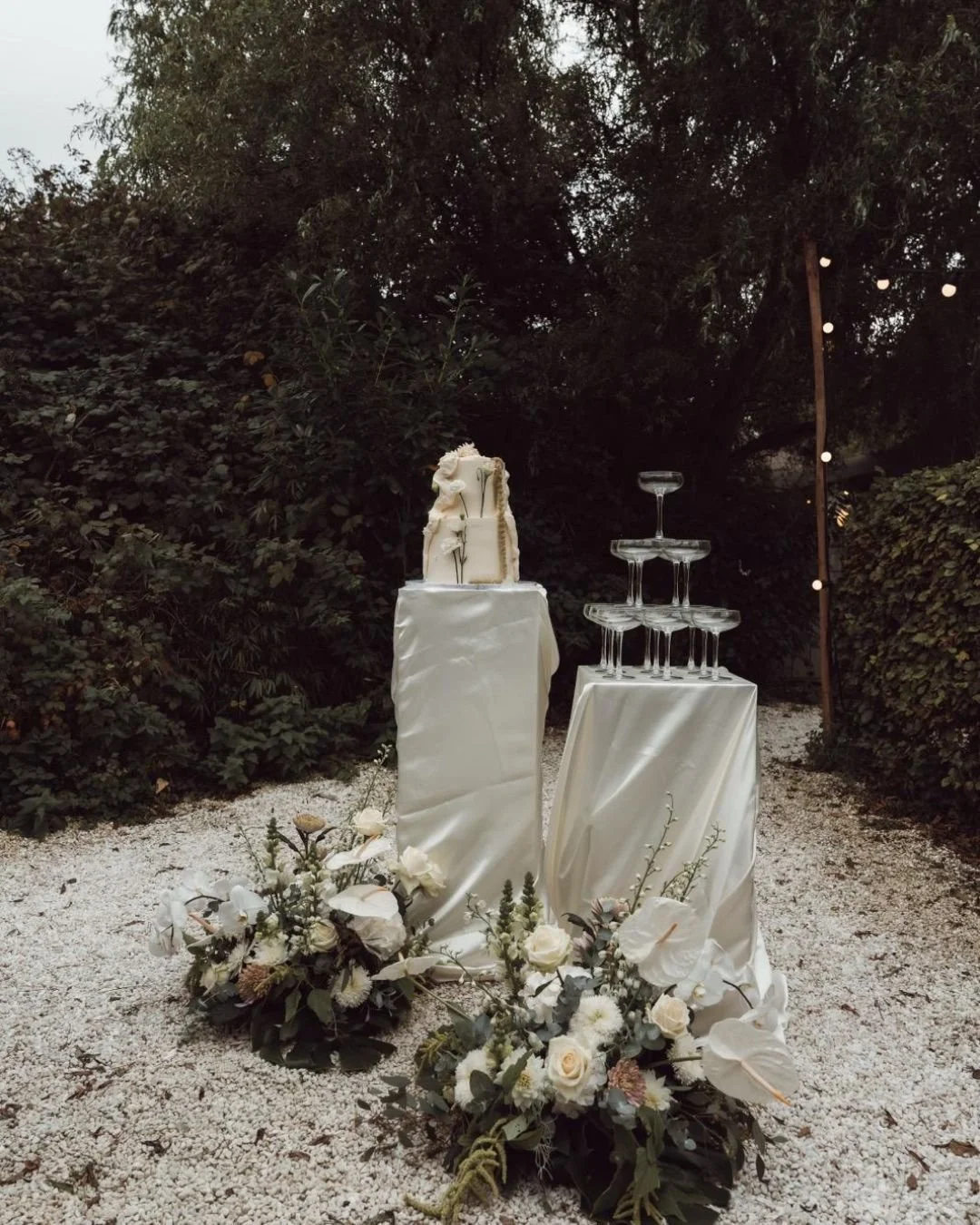 This stunning set up was so beautifully done! I remember meeting the bride @travelsbysoling and immediately knew this wedding was going to be a very classy affair. The couple sent over photo's from the photographer @storiesbynaet and they blew me awa