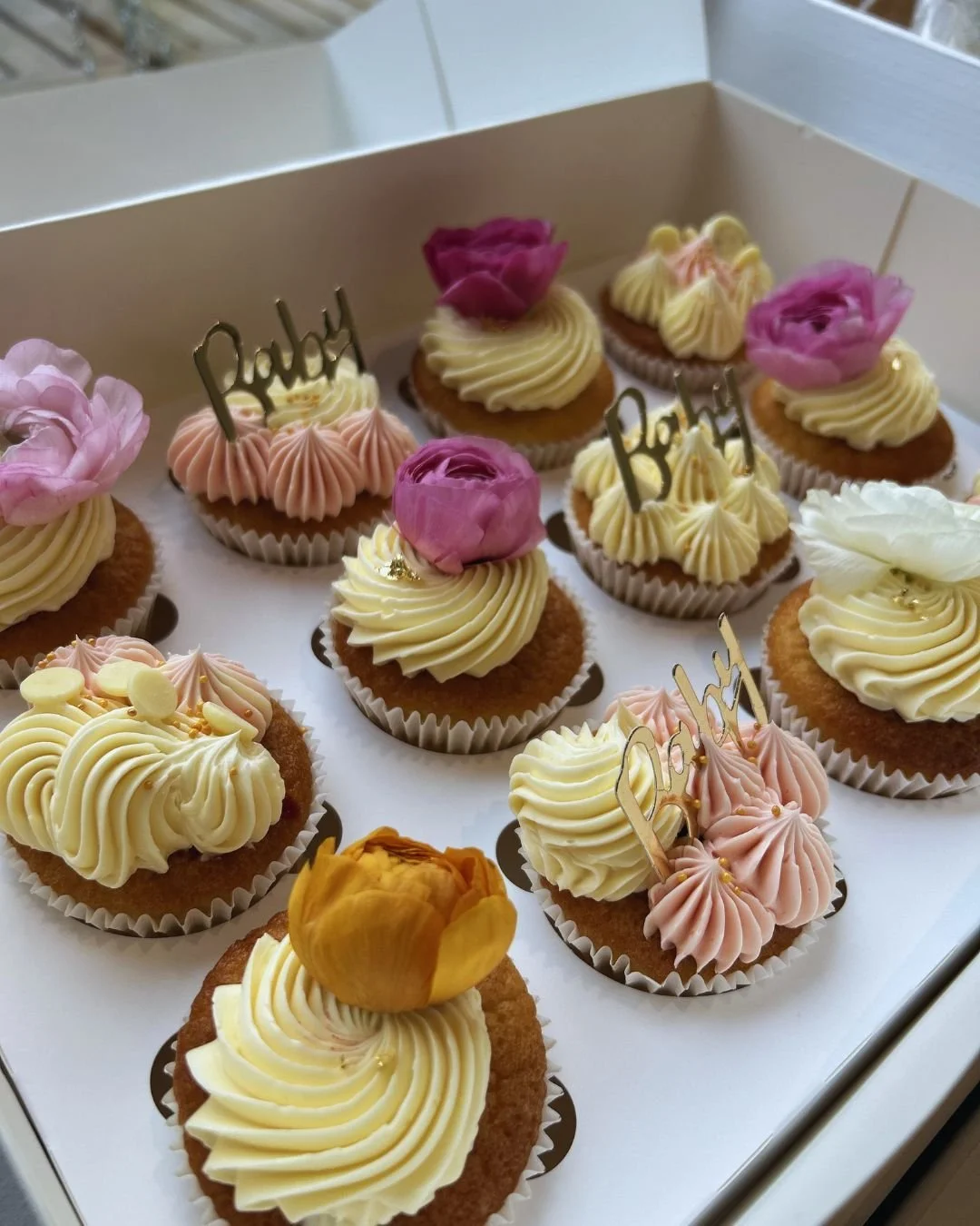 Happy florals for a babyshower, I'm loving these colours!