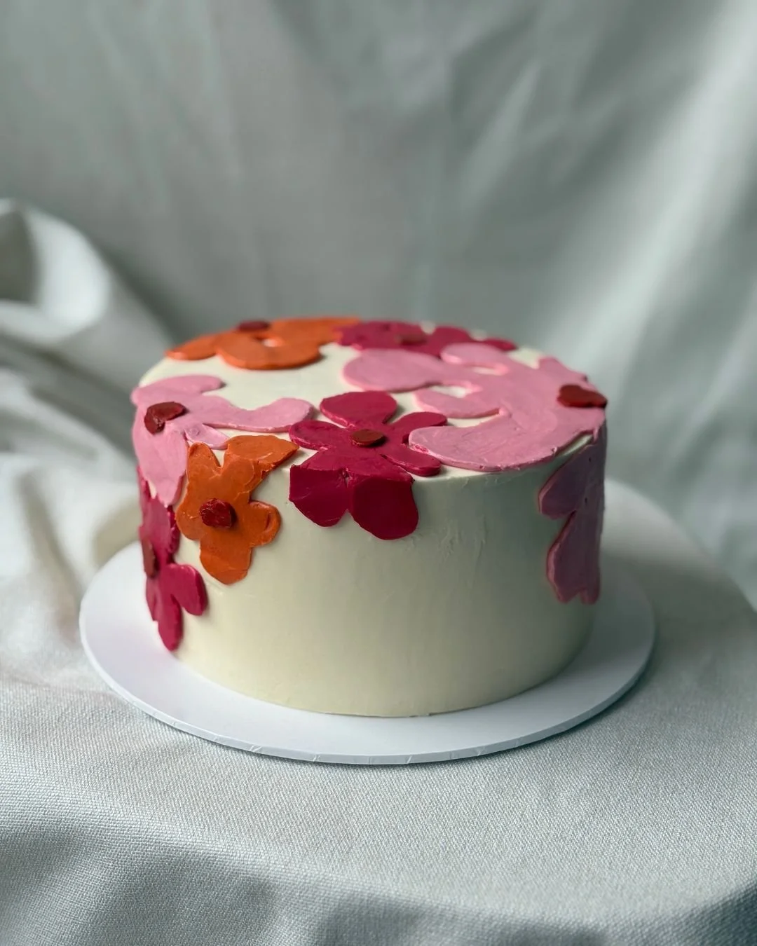 Happy first birthday! This cake was incredibly fun to make as well. The design in inspired by the birth announcement of this little lady! 

The original design is @lealeeharnik 
(And thank you @liselore)