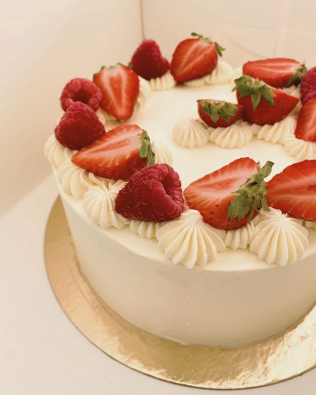 Come by on Saturday or Sunday (10:00-18:00) to pick up a cake or sweet treat to surprise your mother. It's time to celebrate her!