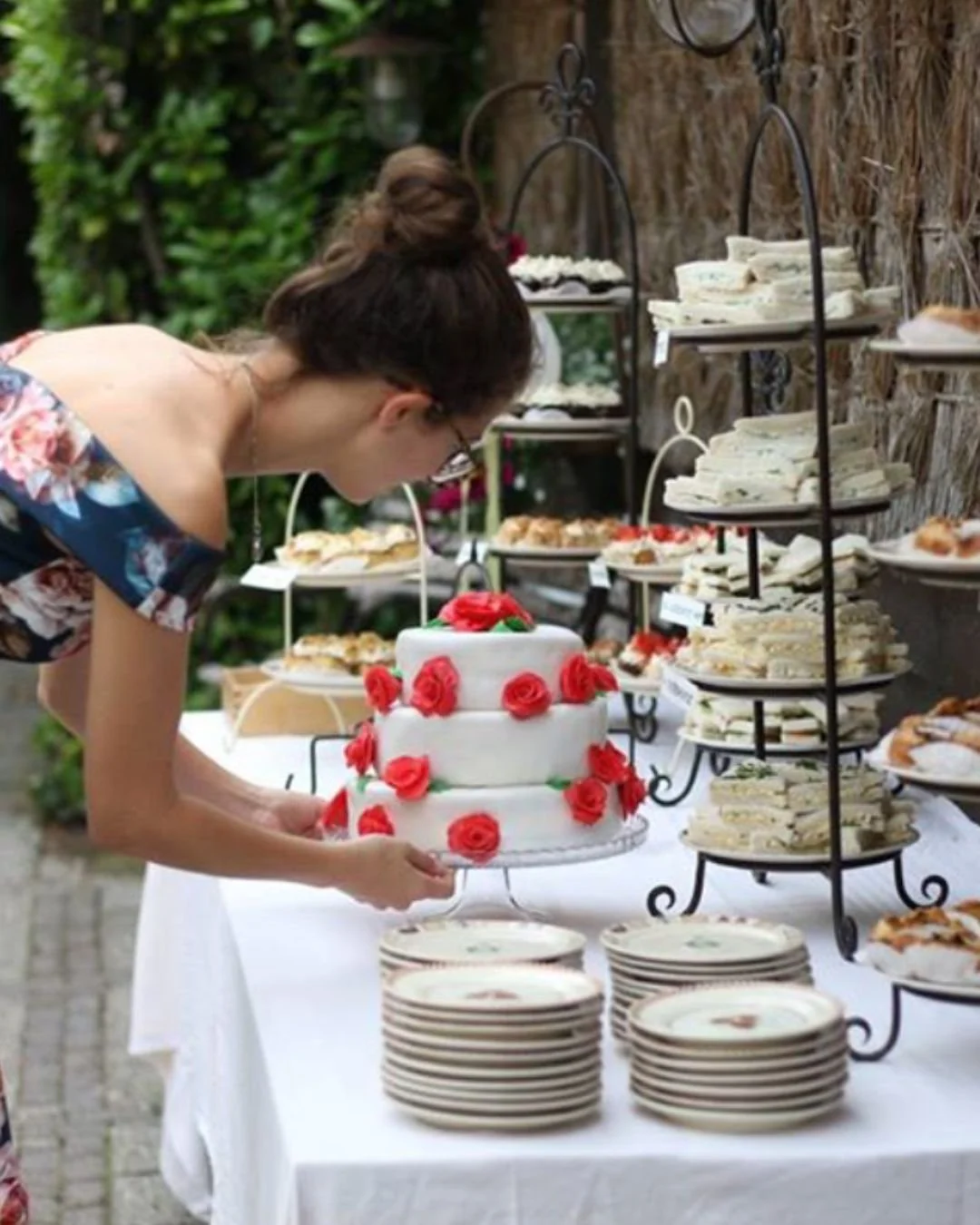 For this photo I had to dig in the archives, this was my very very first wedding cake that I made for dear friends. 

Today is International Day Against Homophobia and Transphobia, which I find very important. 

The cake in the photo was made for a l