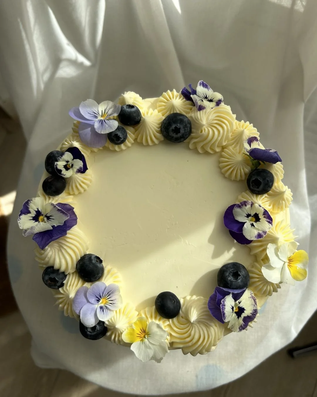 Wedding season has officially taken over my life and I wouldn't have it any other way! Big Great Gatsby Themes or more simple edible flowers and berries.