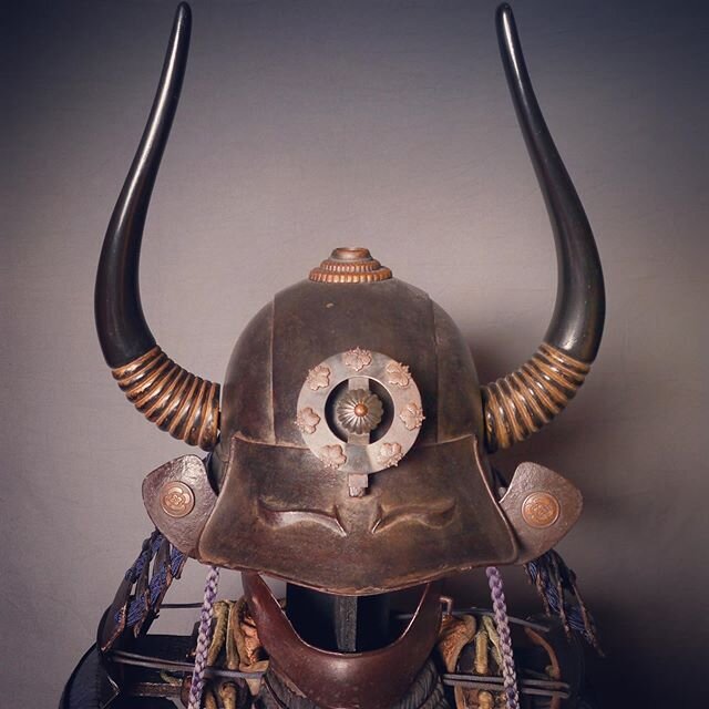 Casque de Samoura&iuml;.
.
&Eacute;poque Edo (1604-1868s).
.
#samourai #samoura&iuml; #japanart #japanesecraft #japanlover #japanhistory #japanhistorics #d&eacute;cor #decor #thierrygerber