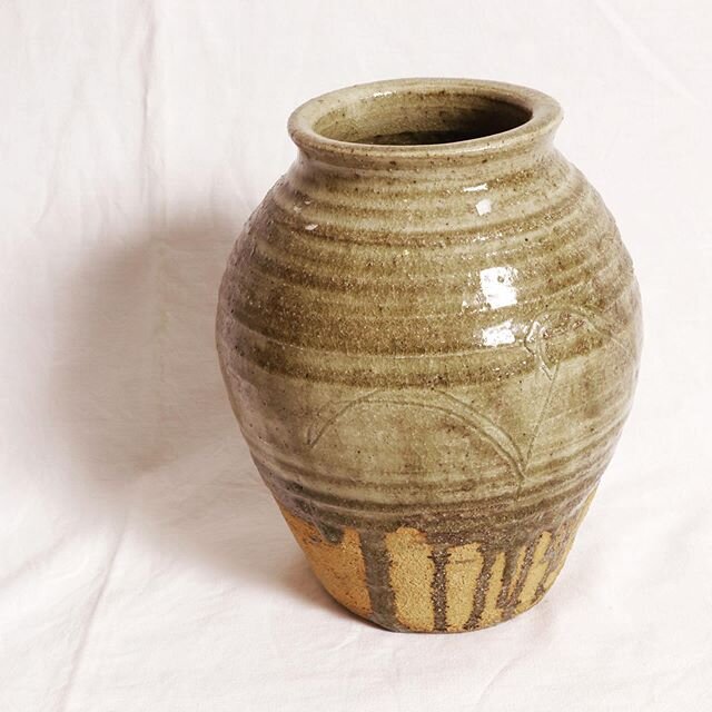 Vase en céramique du Japon.
.
#thierrygerber #japan #ceramique #ceramicart #ceramics #vintage #vintagejapan #japanlovers